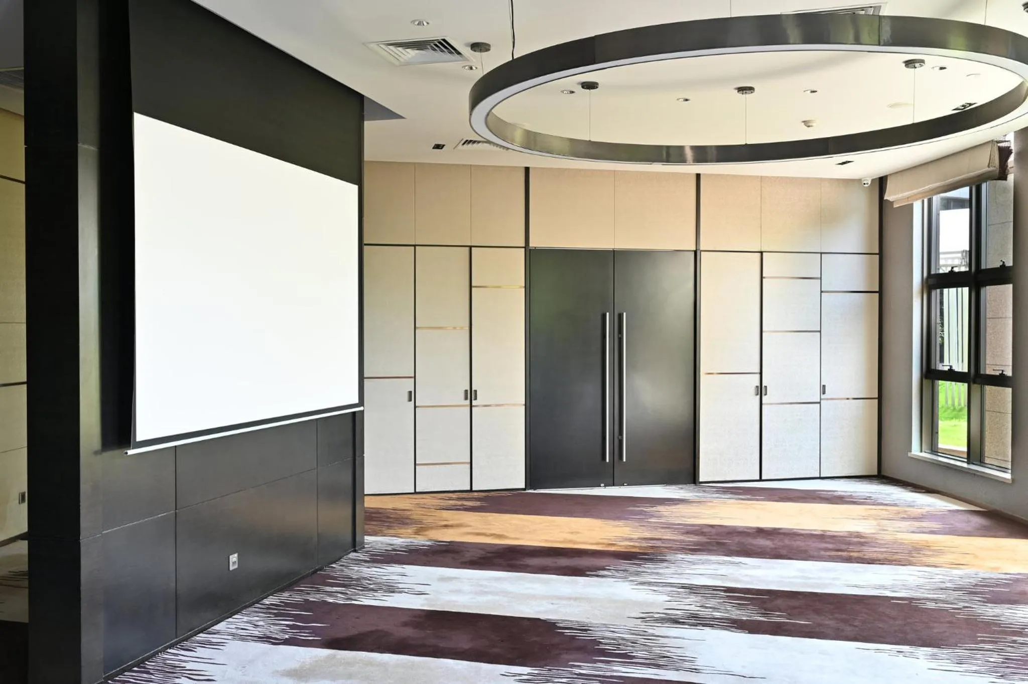 Meeting/conference room in Crowne Plaza Chongqing New North Zone by IHG