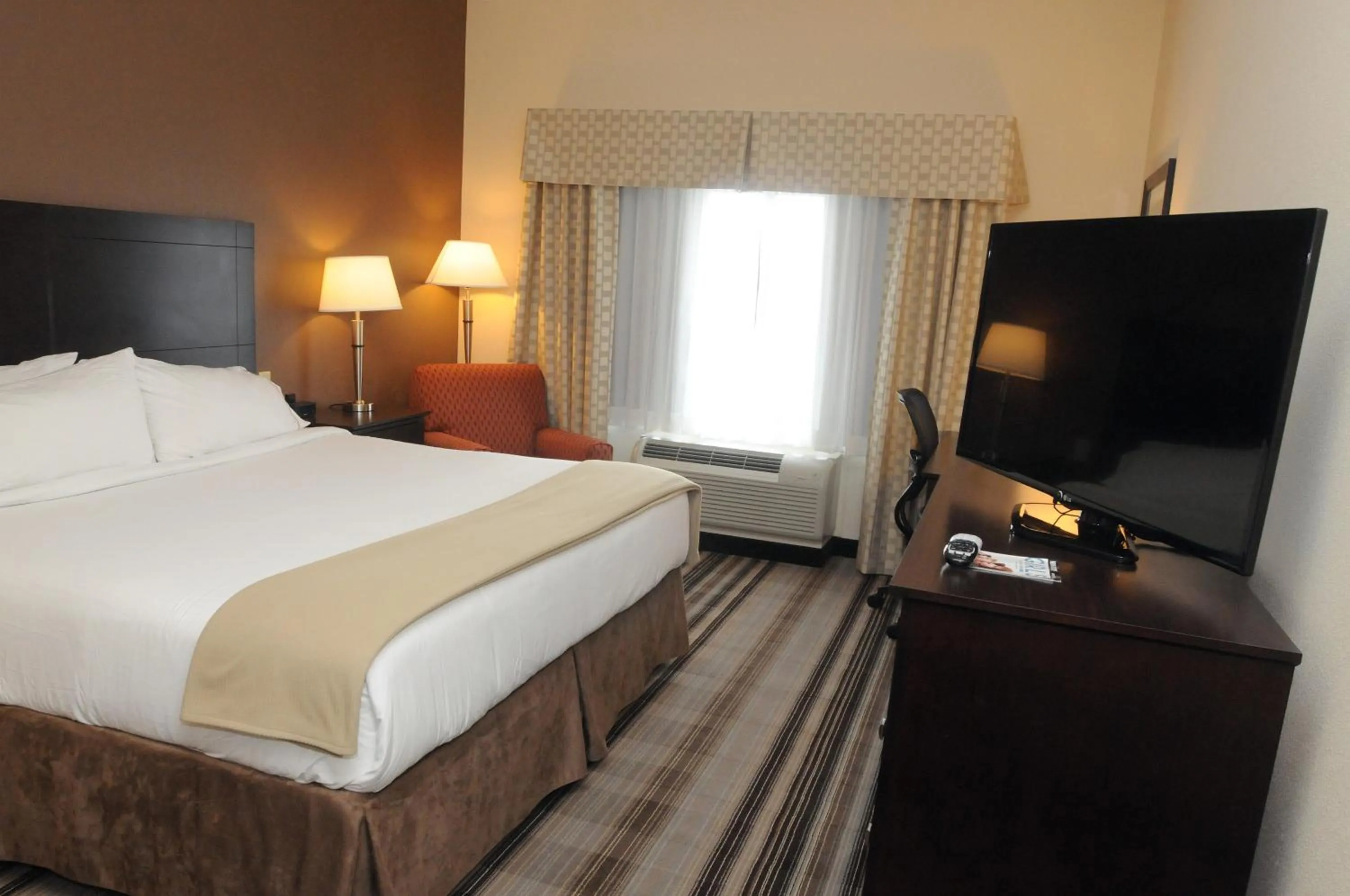 Photo of the whole room, Bed in Holiday Inn Express & Suites Cambridge by IHG