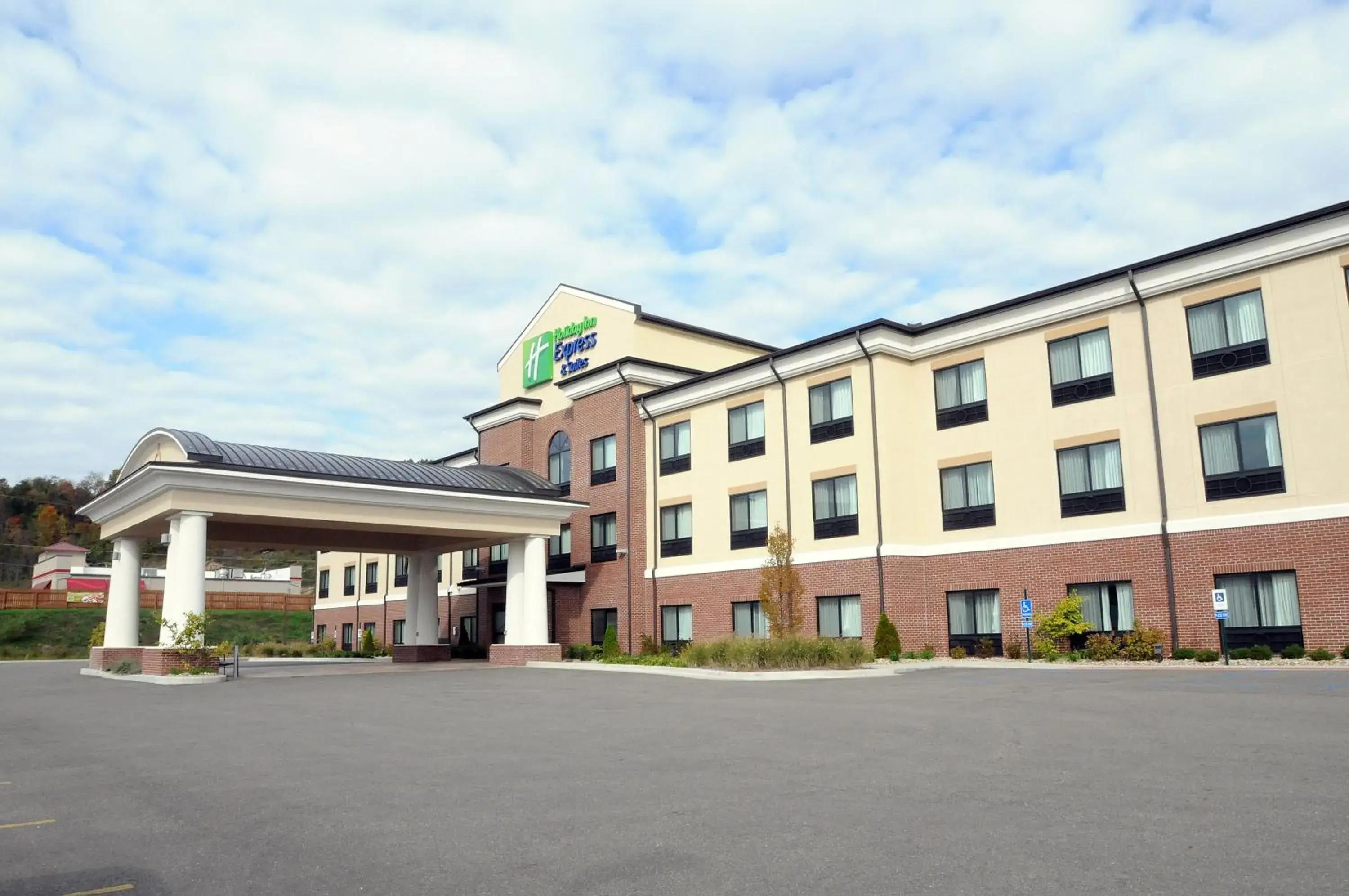 Property building in Holiday Inn Express & Suites Cambridge by IHG Property building in Holiday Inn Express & Suites Cambridge by IHG