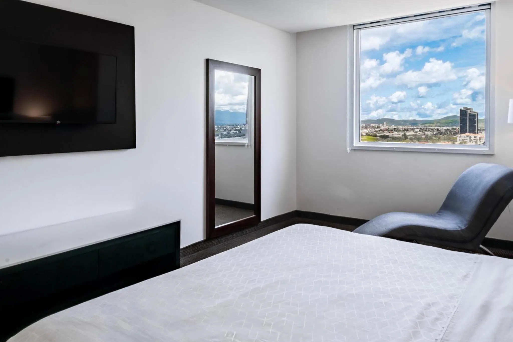 Photo of the whole room, Bed in Holiday Inn Express & Suites Puebla Angelopolis by IHG
