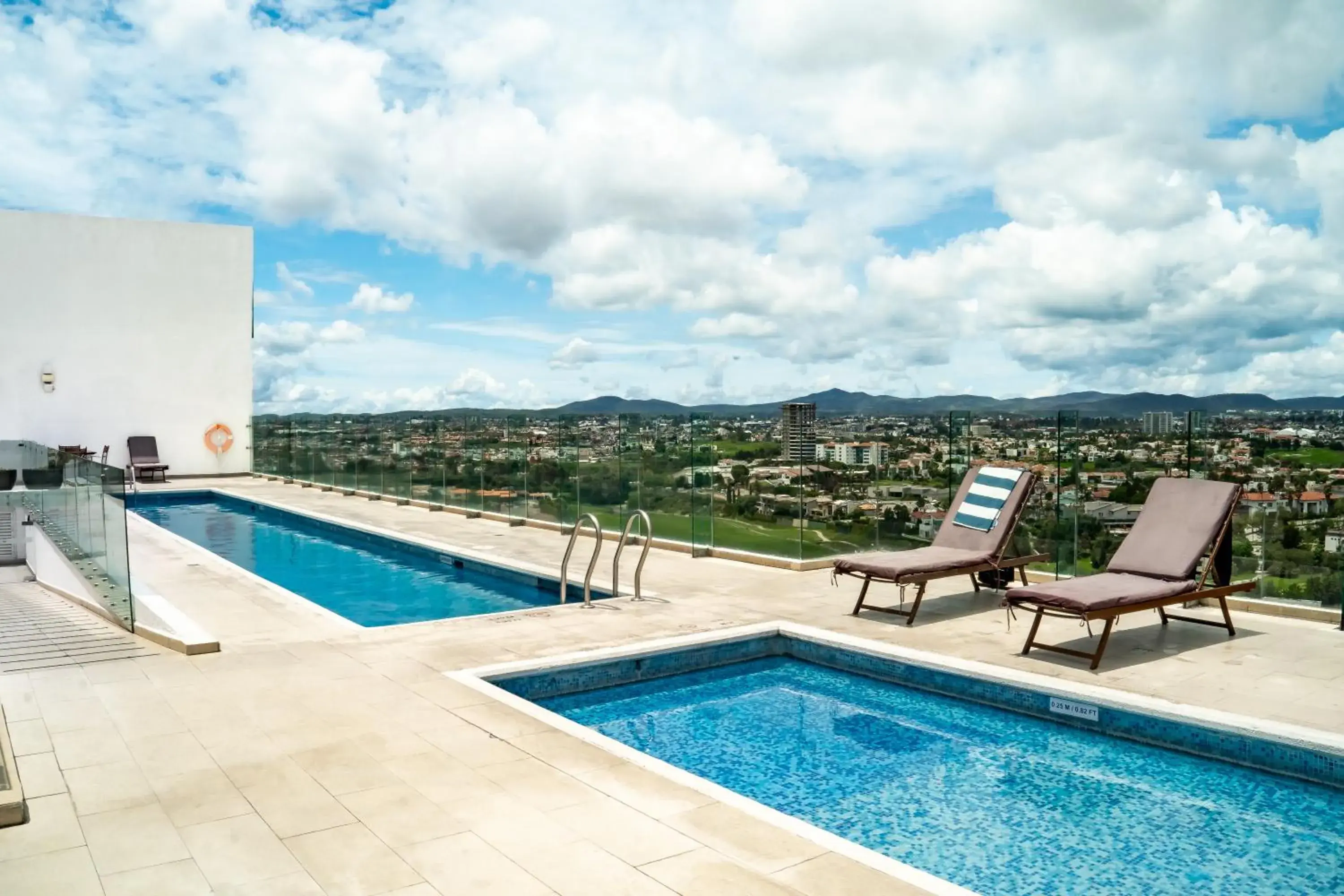 Swimming pool in Holiday Inn Express & Suites Puebla Angelopolis by IHG Swimming pool in Holiday Inn Express & Suites Puebla Angelopolis by IHG