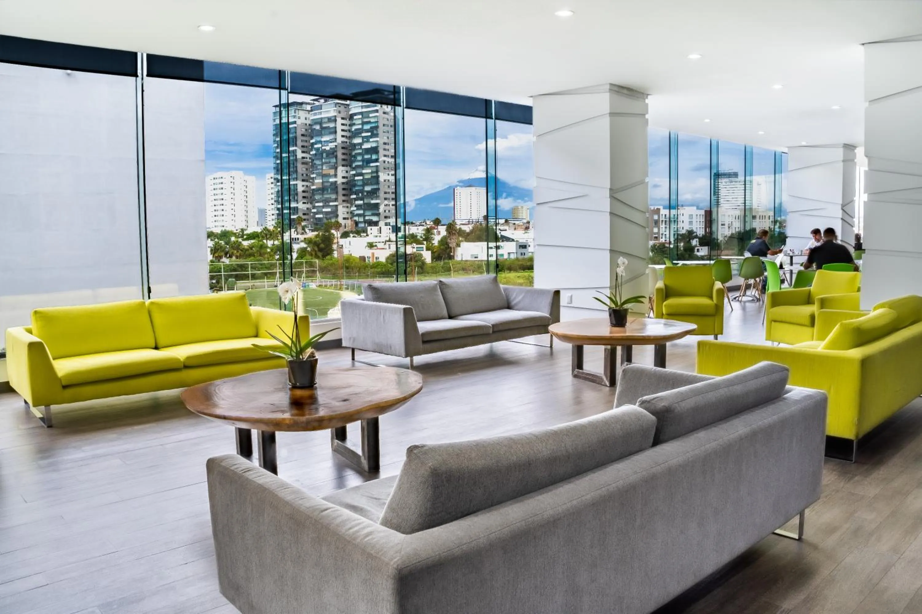 Lobby or reception in Holiday Inn Express & Suites Puebla Angelopolis by IHG