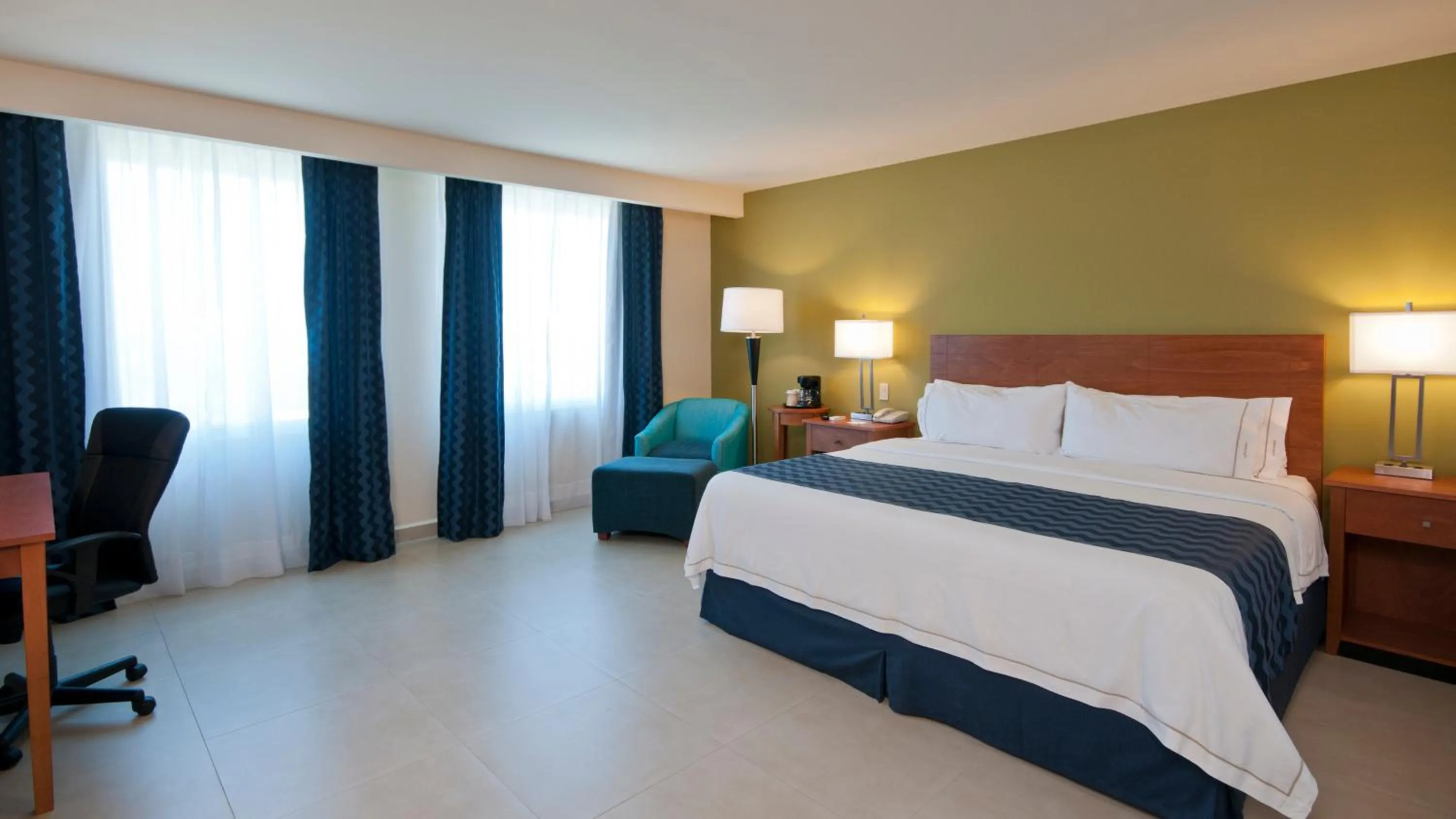 Bed in Holiday Inn Express Cabo San Lucas by IHG