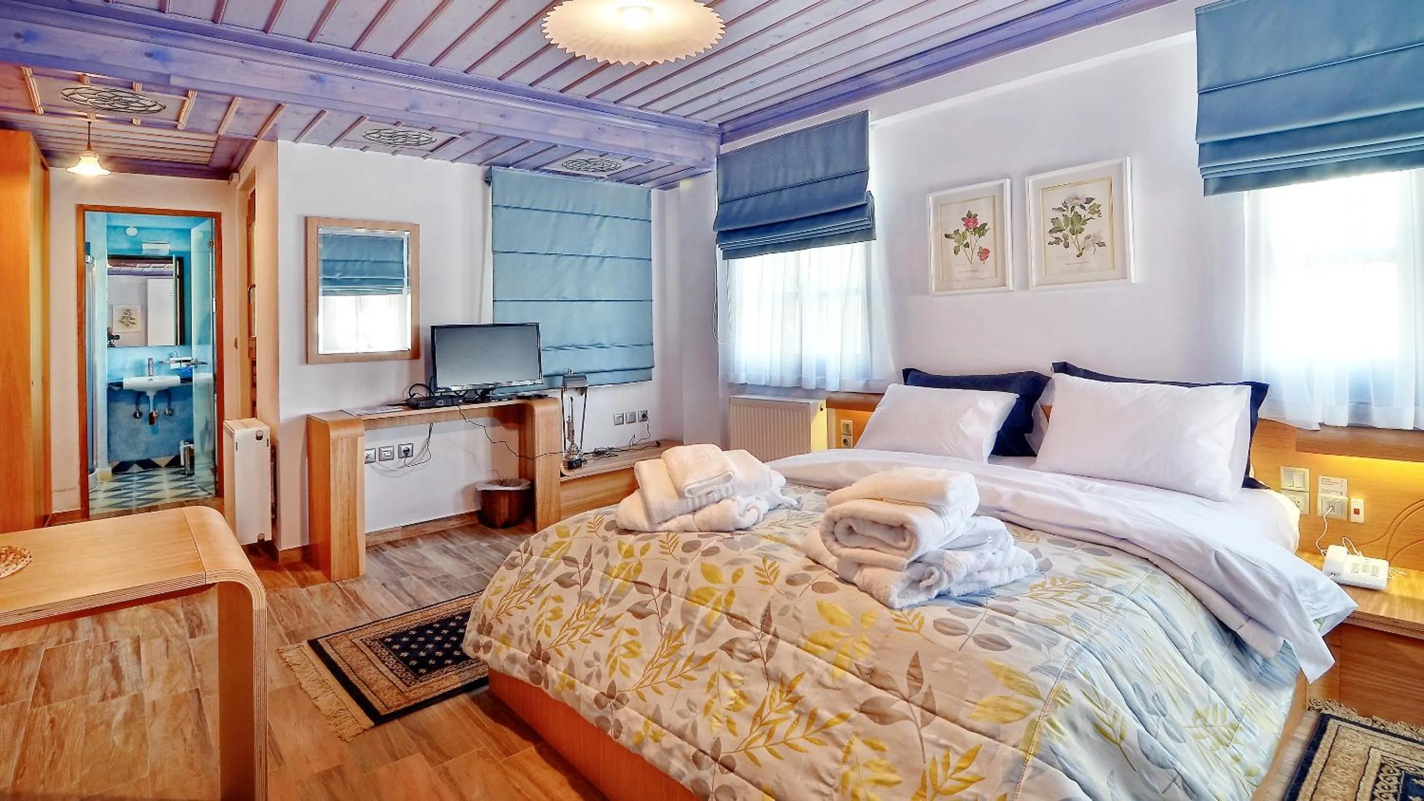 TV and multimedia, Bed in Dilofo Hotel Luxury Suites