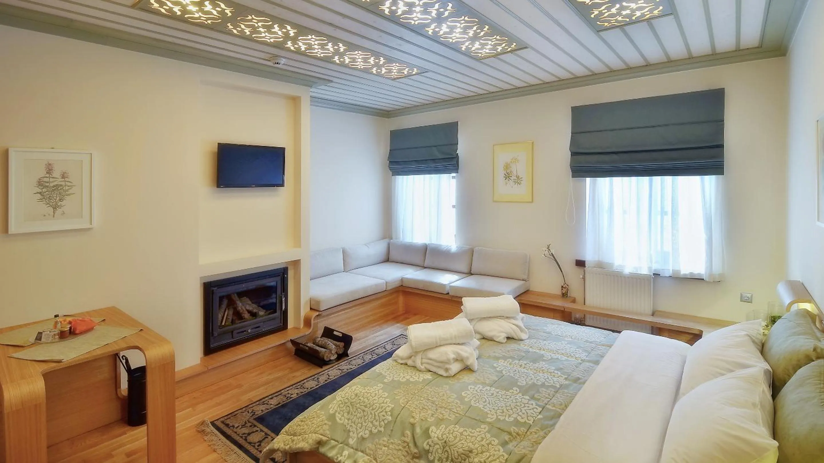 TV and multimedia, Bed in Dilofo Hotel Luxury Suites