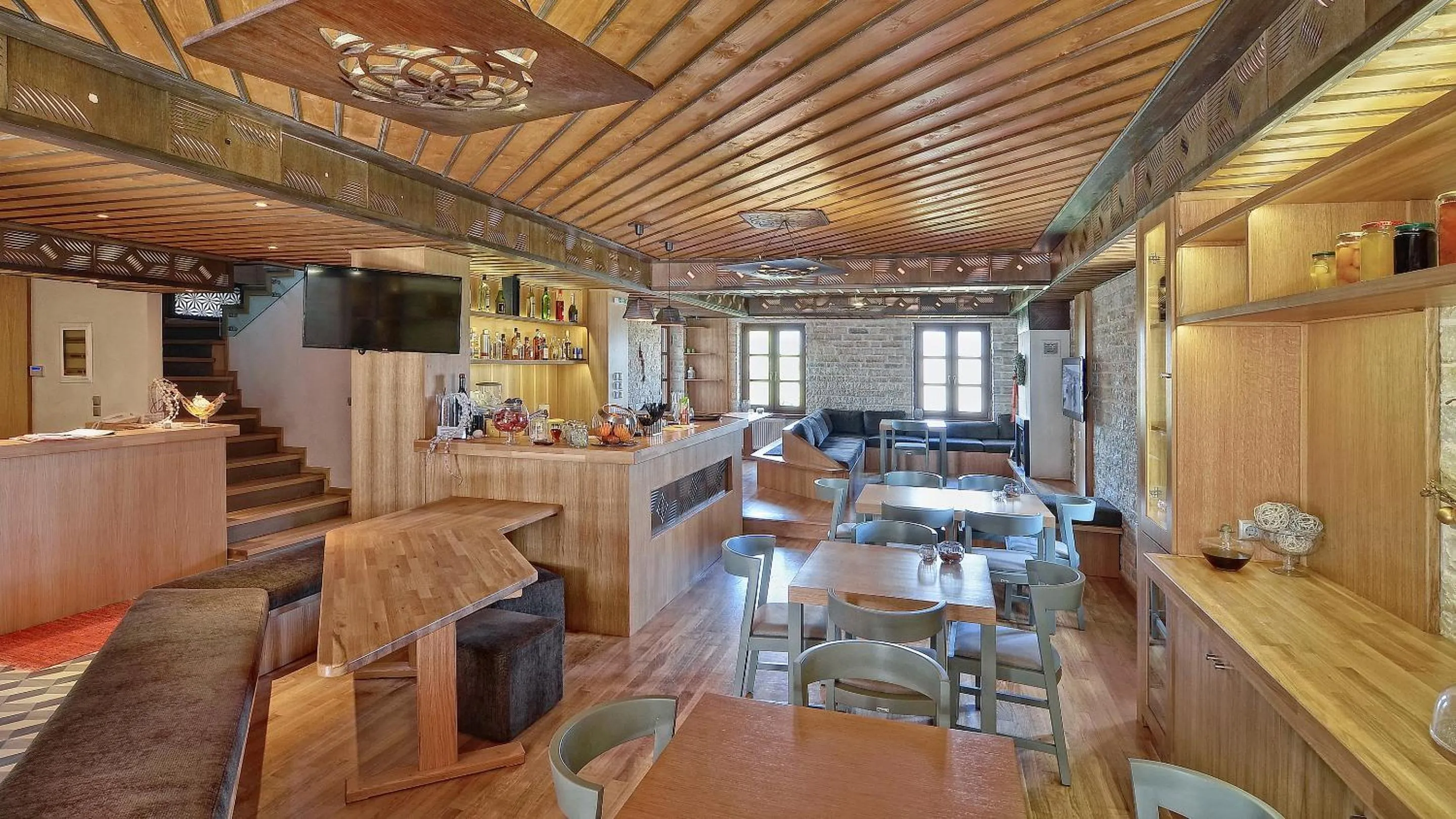 Restaurant/places to eat in Dilofo Hotel Luxury Suites