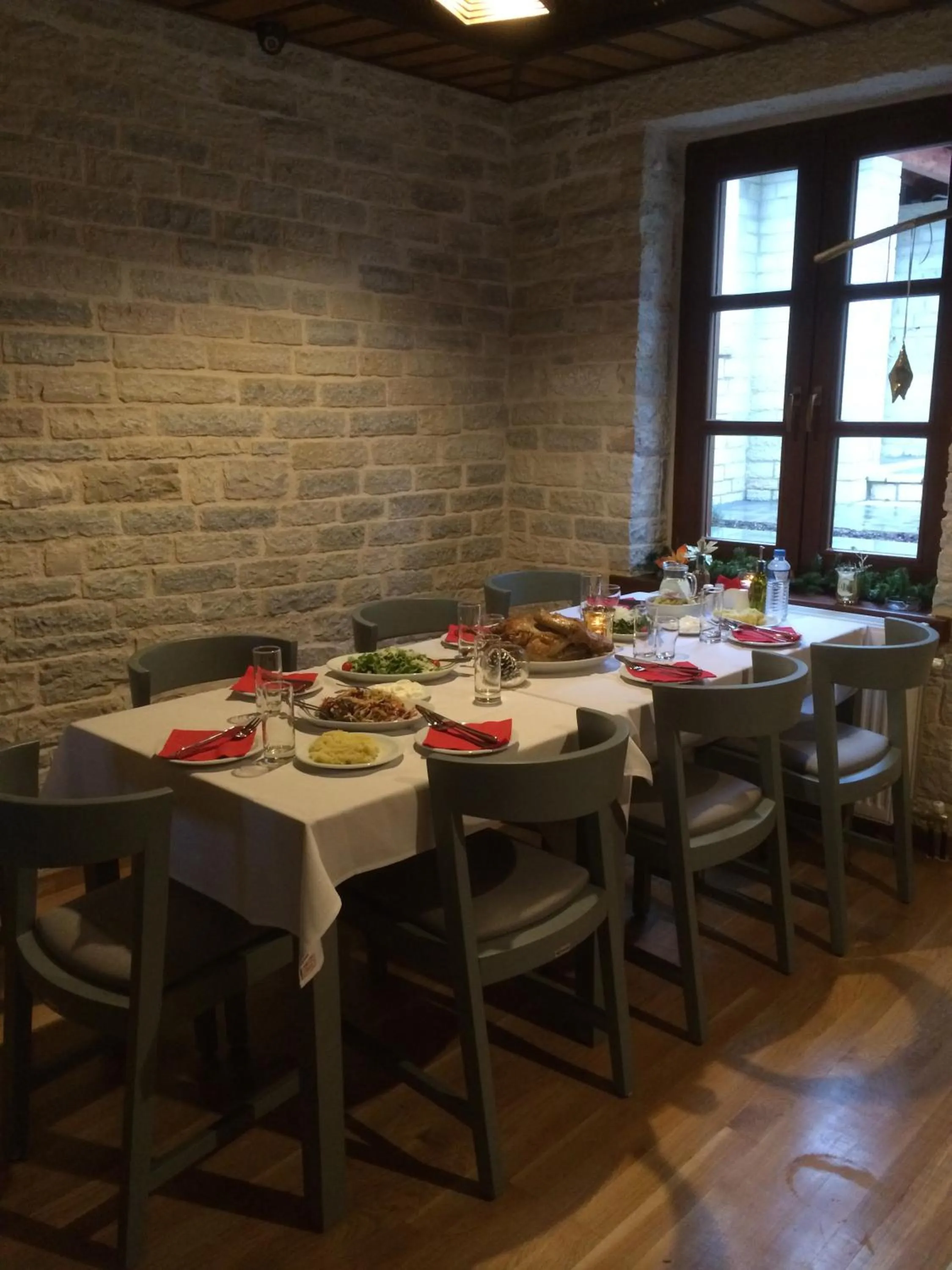 Restaurant/places to eat in Dilofo Hotel Luxury Suites