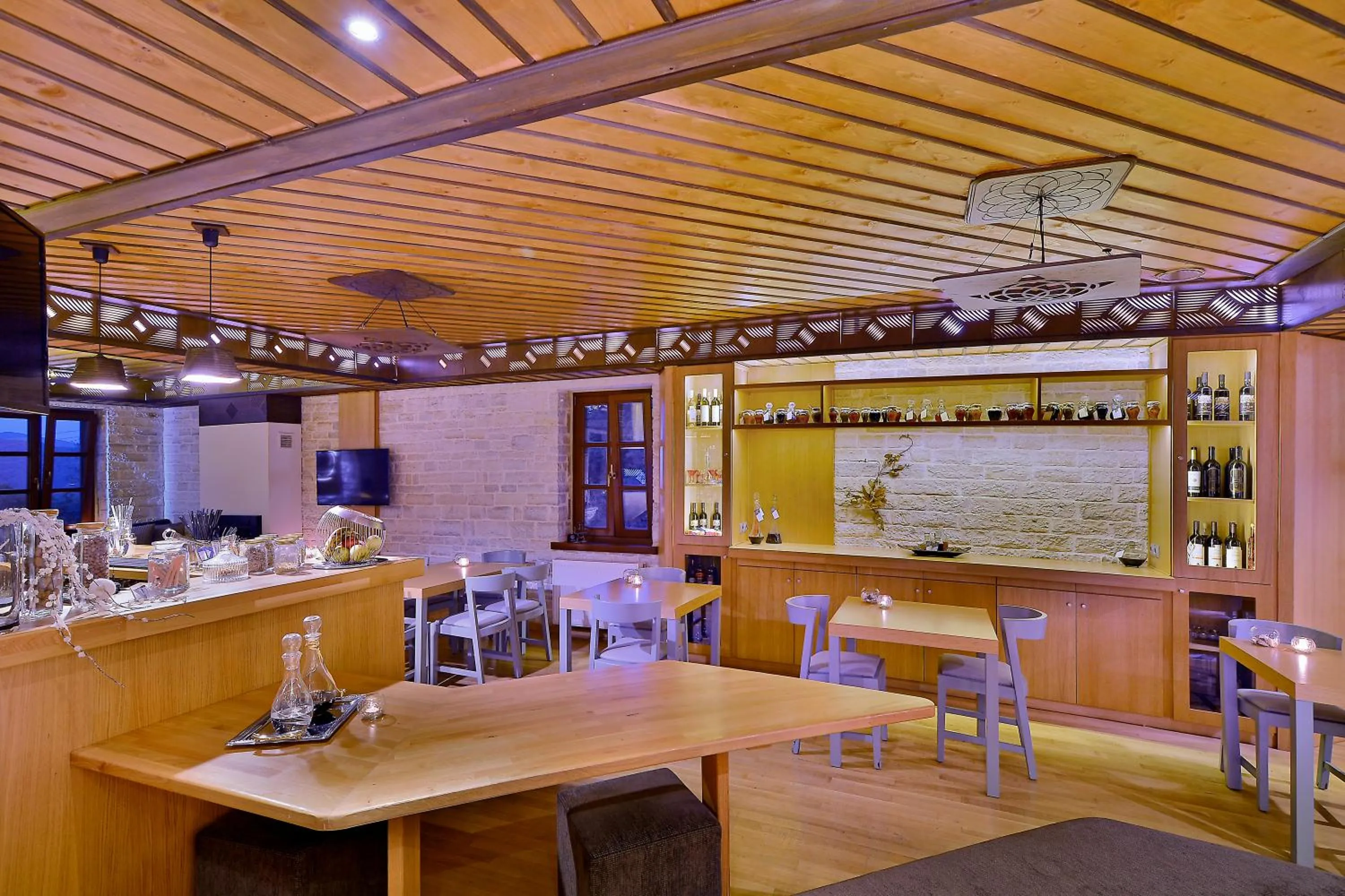 Restaurant/places to eat in Dilofo Hotel Luxury Suites