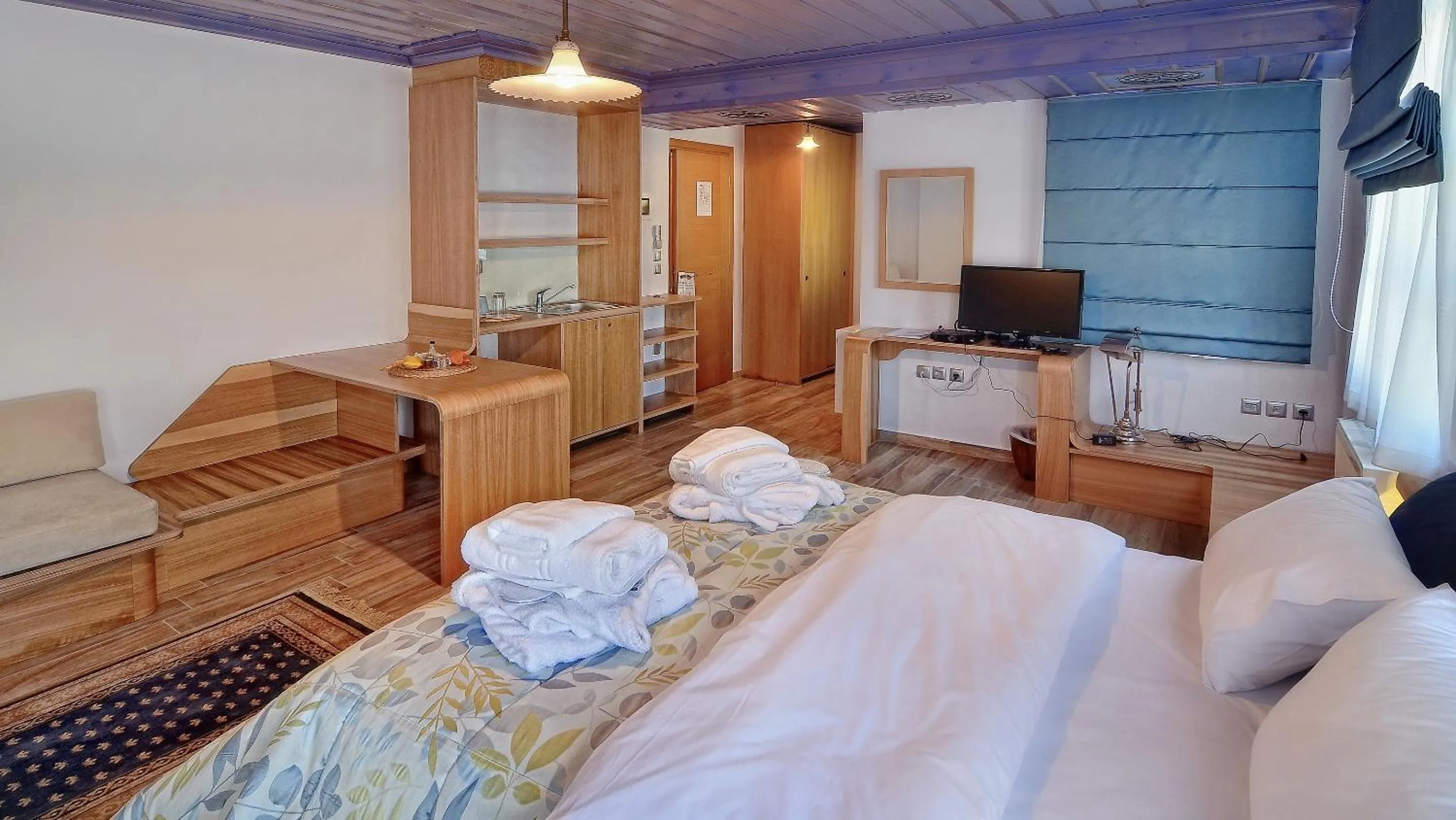 TV and multimedia in Dilofo Hotel Luxury Suites