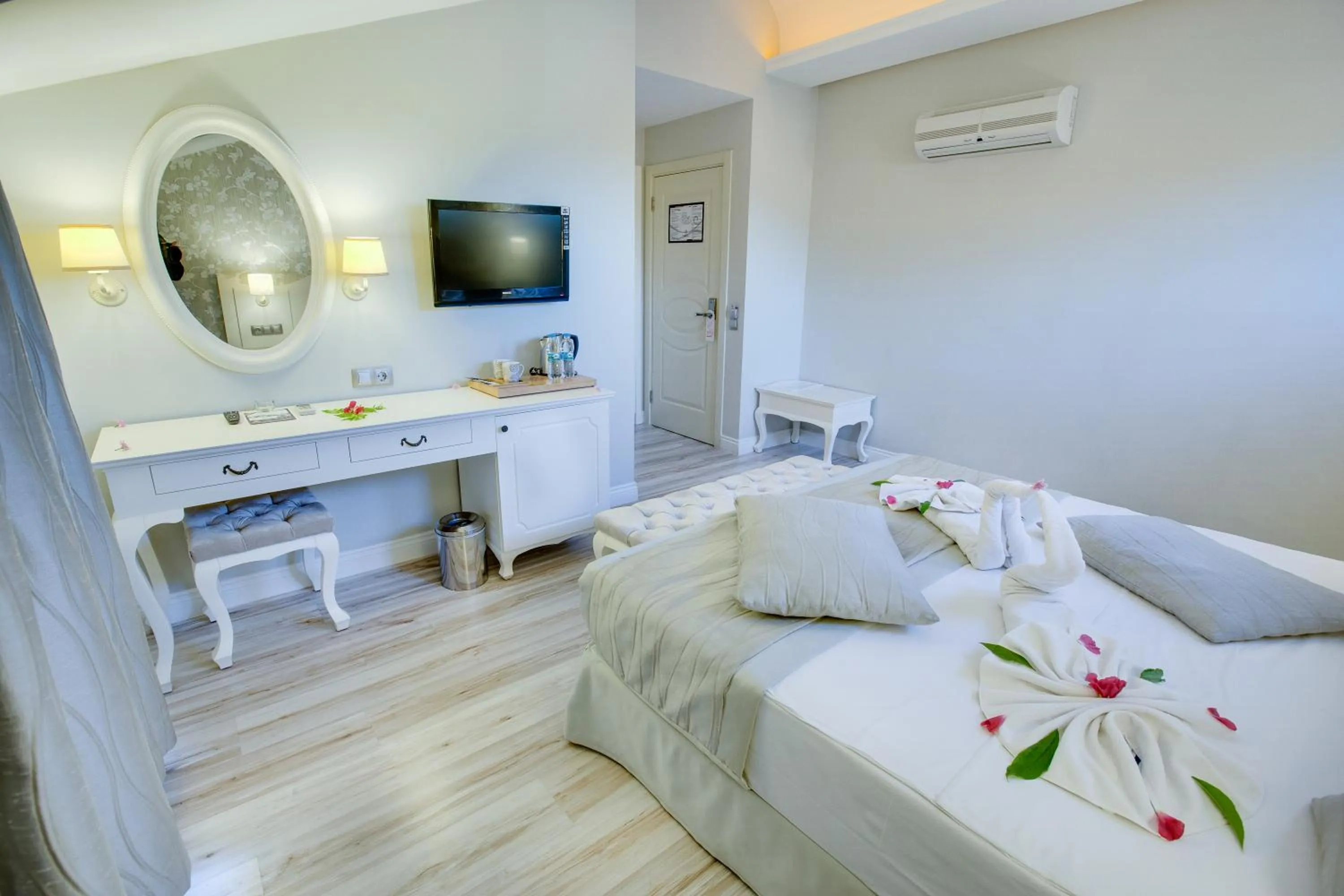 Photo of the whole room, Bed in Pinehill Hotel & Suites