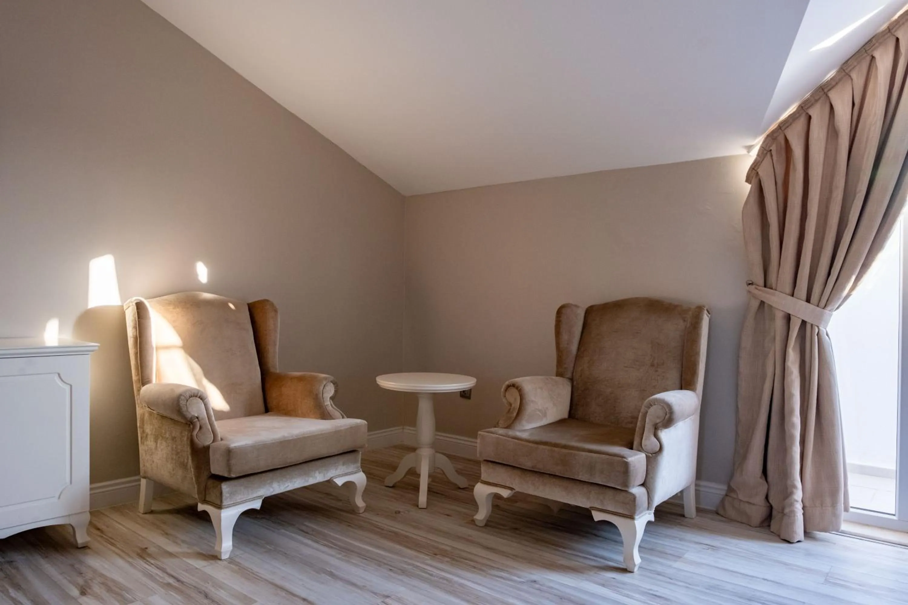 Pinehill Hotel & Suites