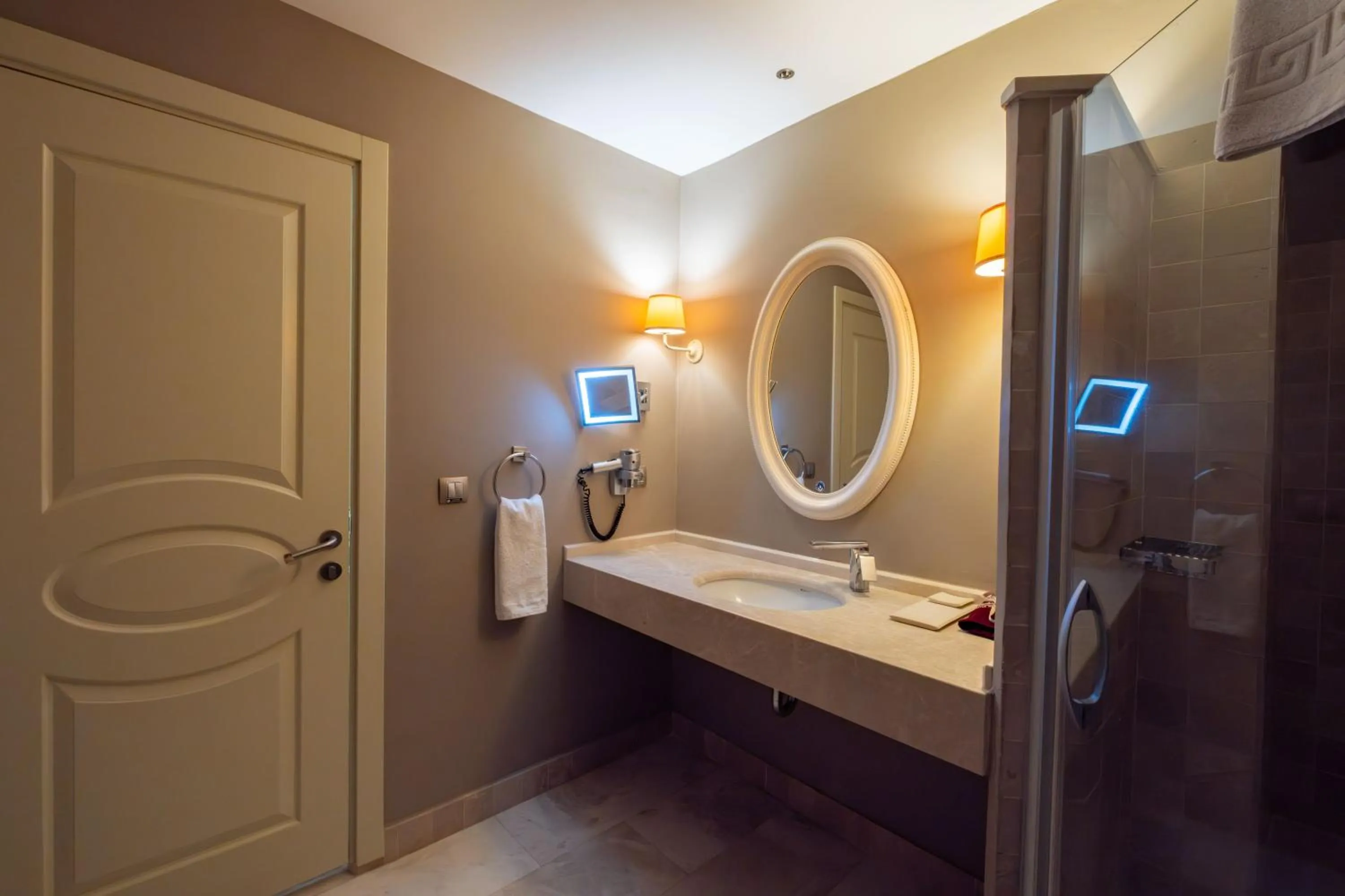 Pinehill Hotel & Suites