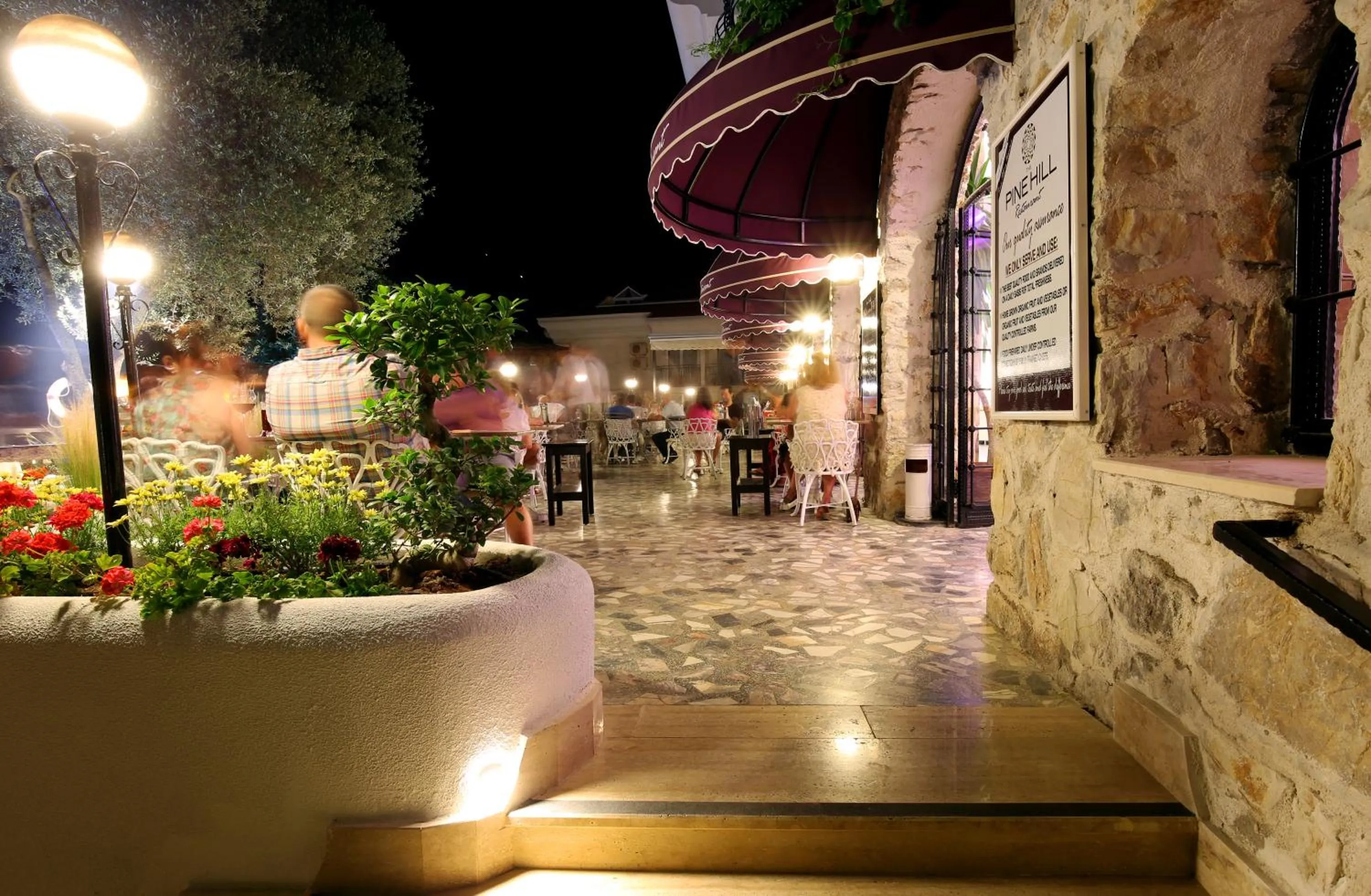 Restaurant/places to eat in Pinehill Hotel & Suites