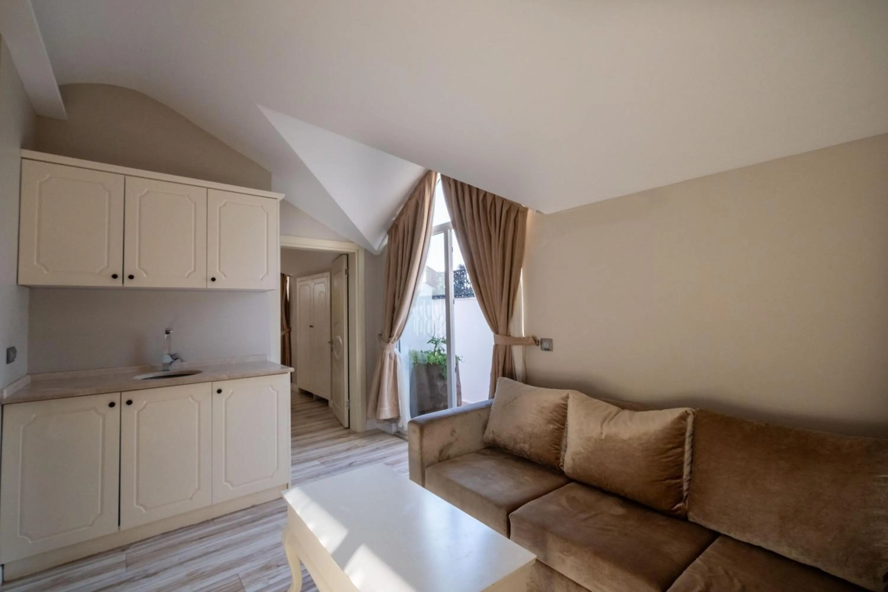 Pinehill Hotel & Suites