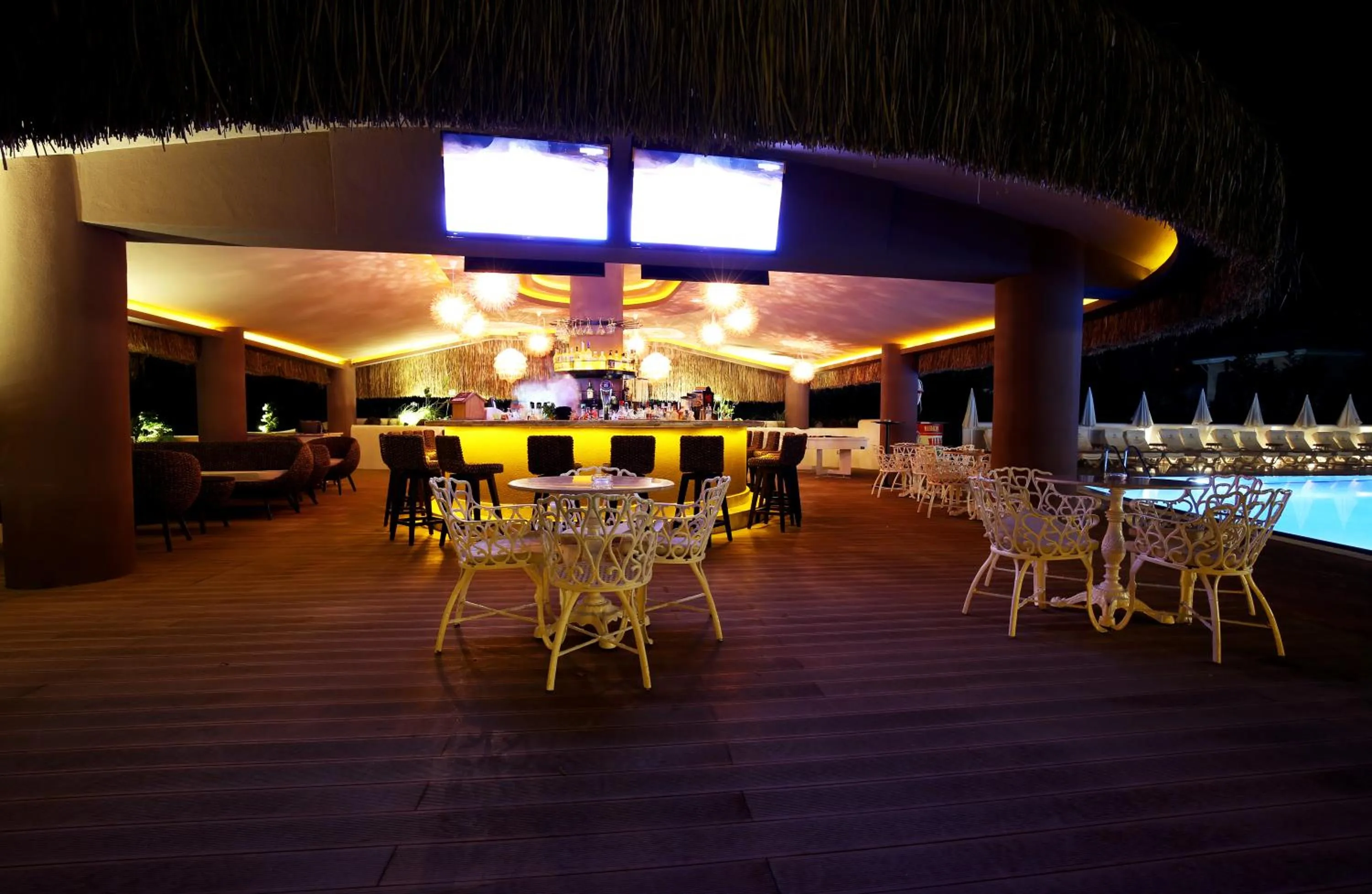 Lounge or bar in Pinehill Hotel & Suites