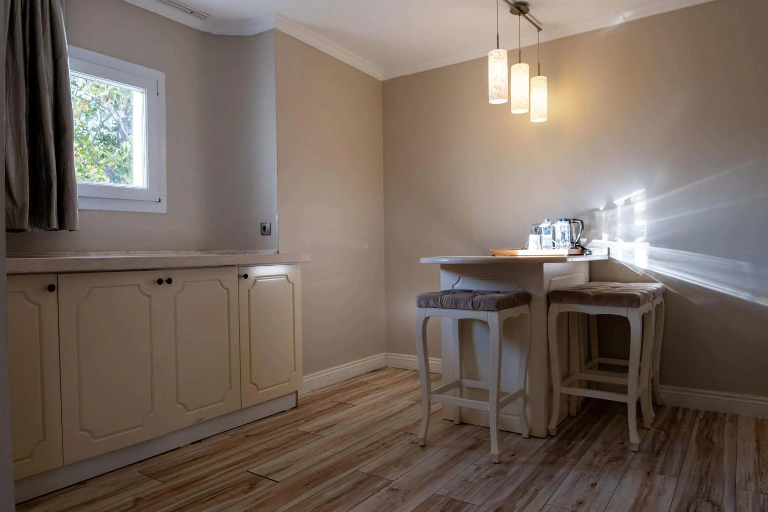 Pinehill Hotel & Suites