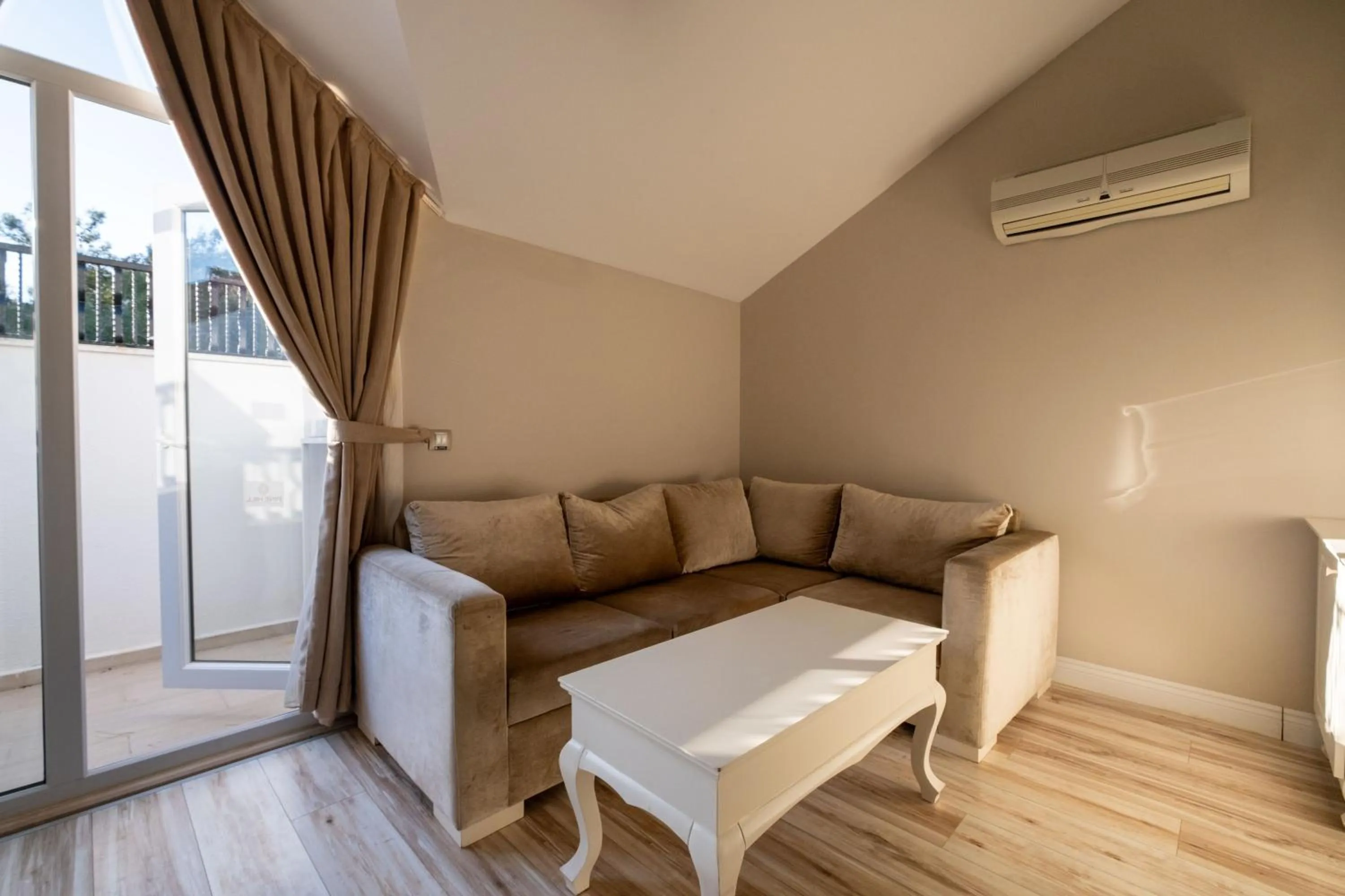 Pinehill Hotel & Suites