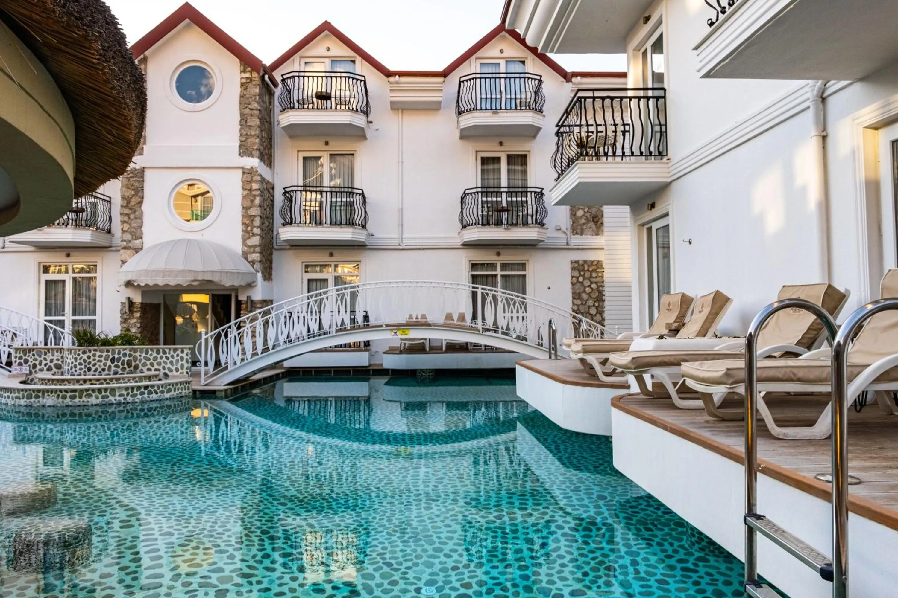 Pinehill Hotel & Suites