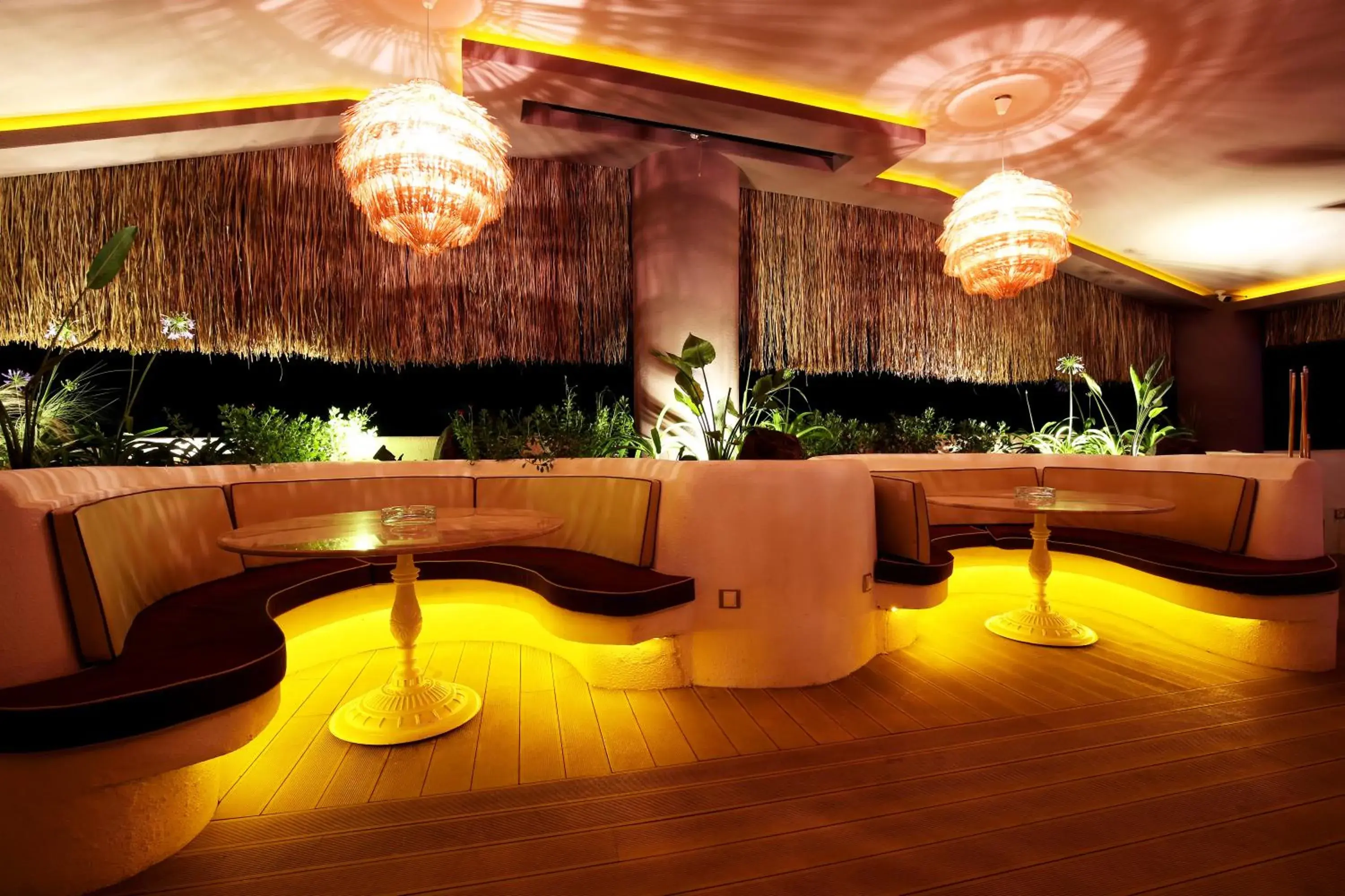 Lounge or bar in Pinehill Hotel & Suites Lounge or bar in Pinehill Hotel & Suites