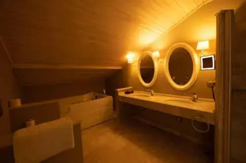 Bathroom, Bed in Pinehill Hotel & Suites Bathroom, Bed in Pinehill Hotel & Suites