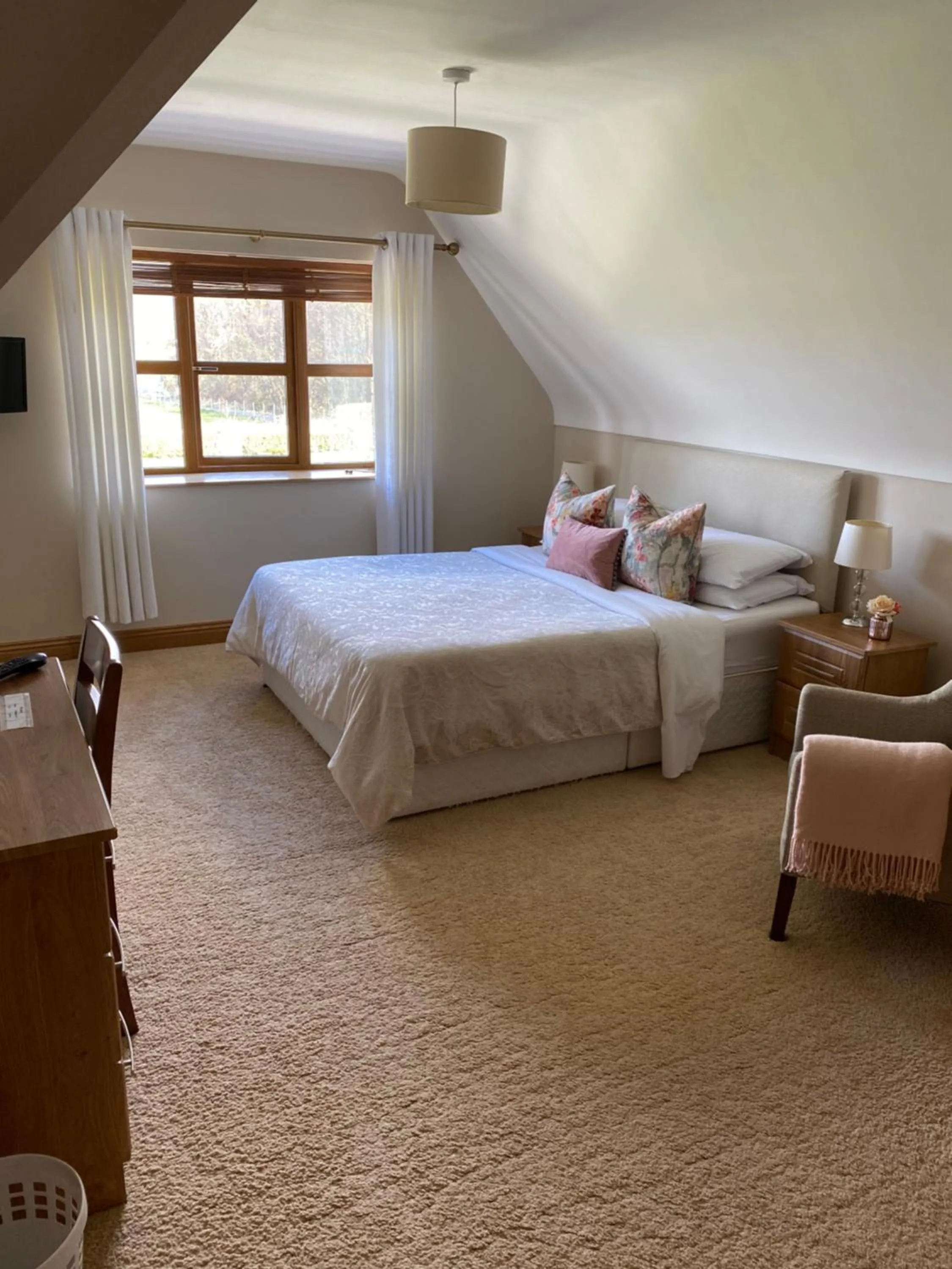 Photo of the whole room, Bed in Lissadell Lodge