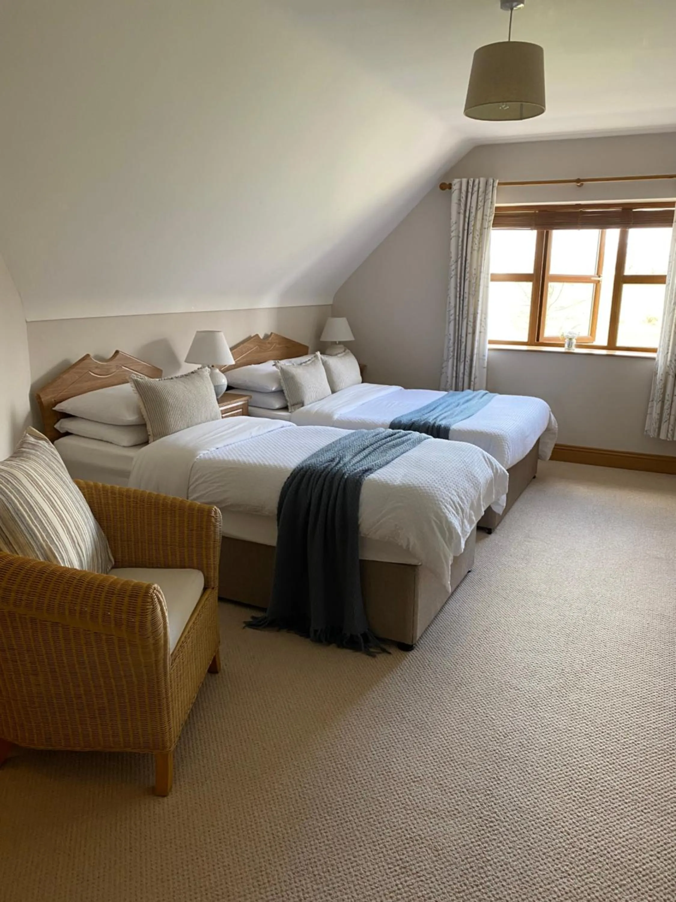 Photo of the whole room, Bed in Lissadell Lodge