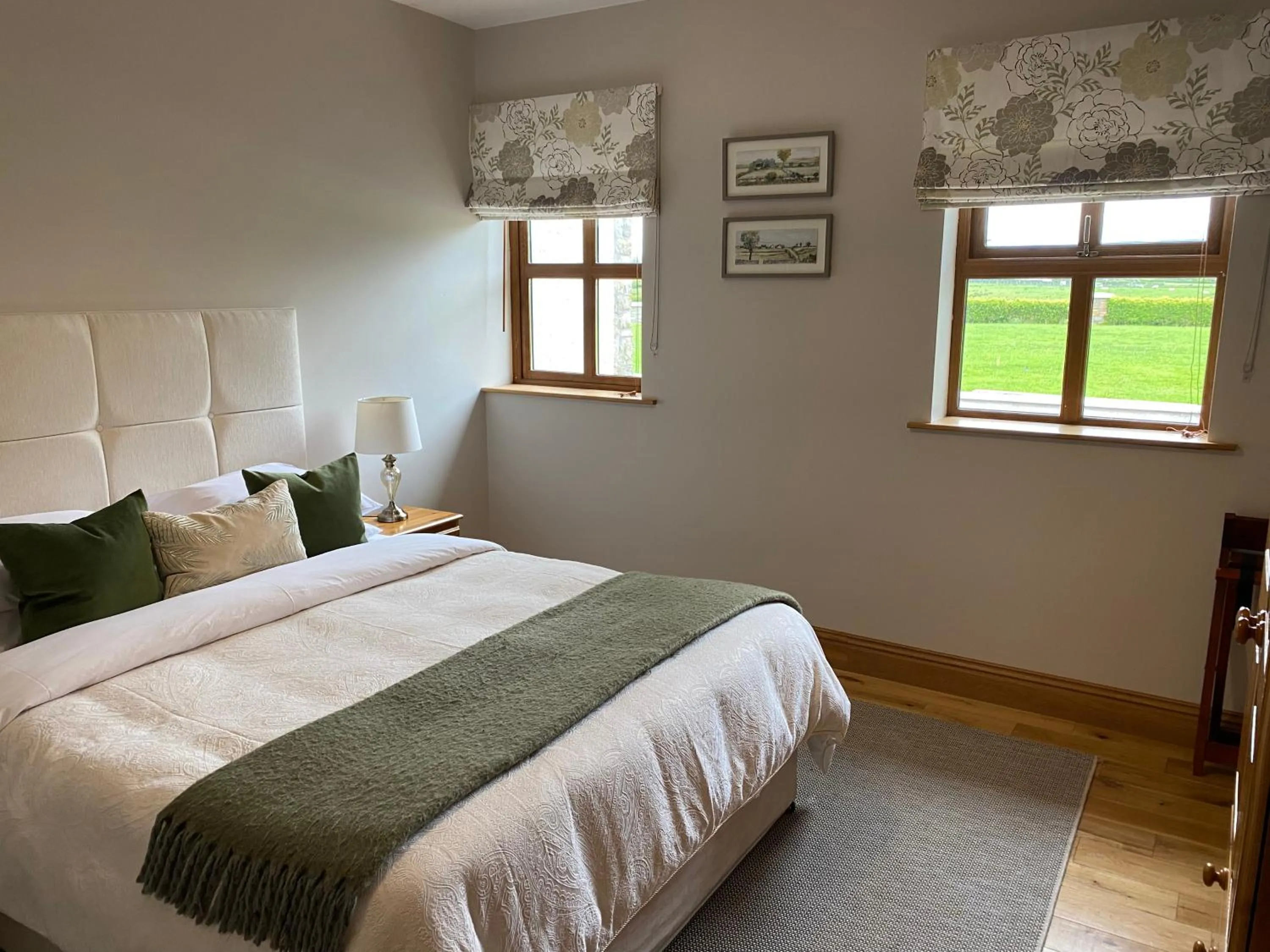 Photo of the whole room, Bed in Lissadell Lodge