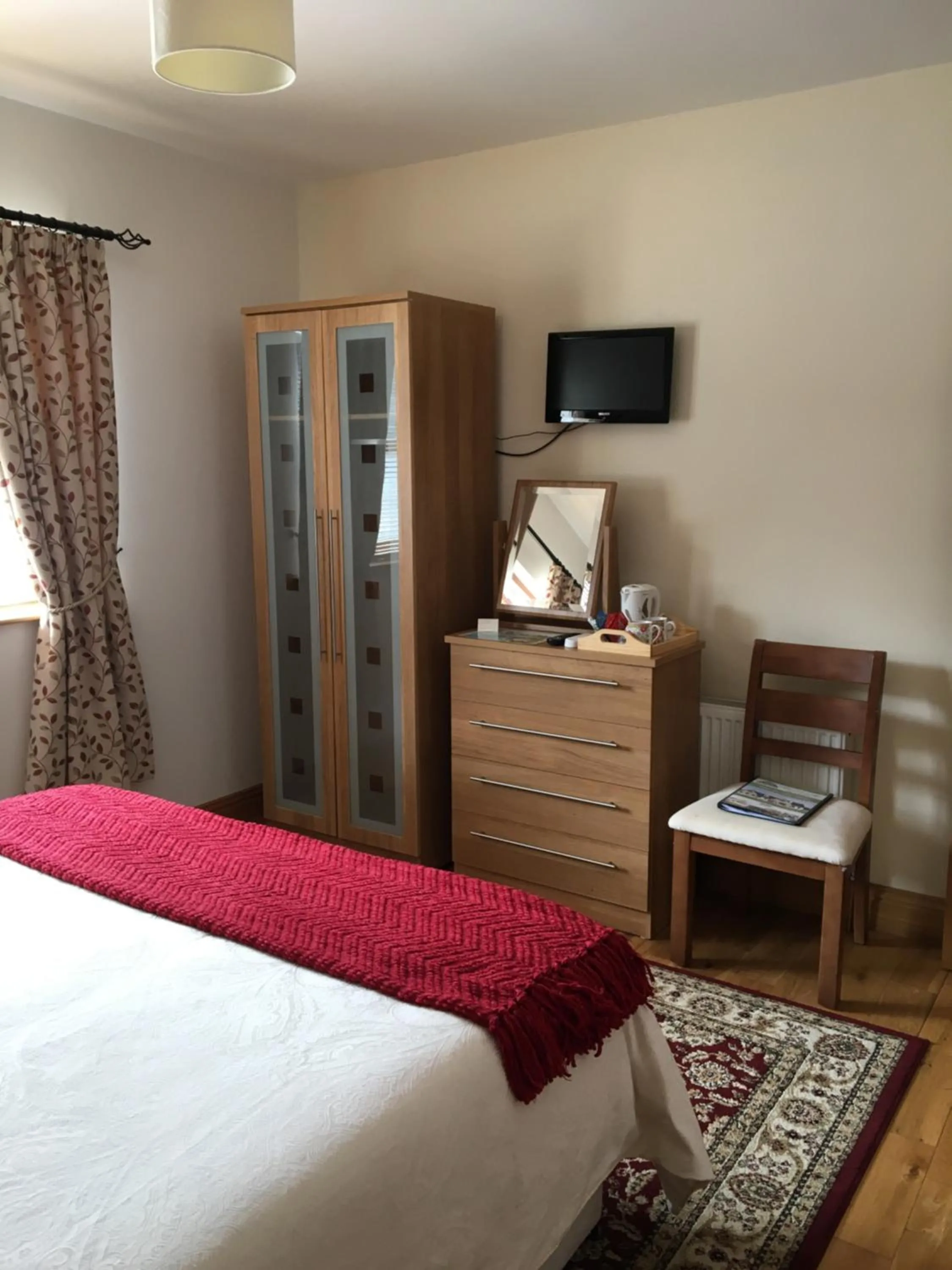 Photo of the whole room, Bed in Lissadell Lodge