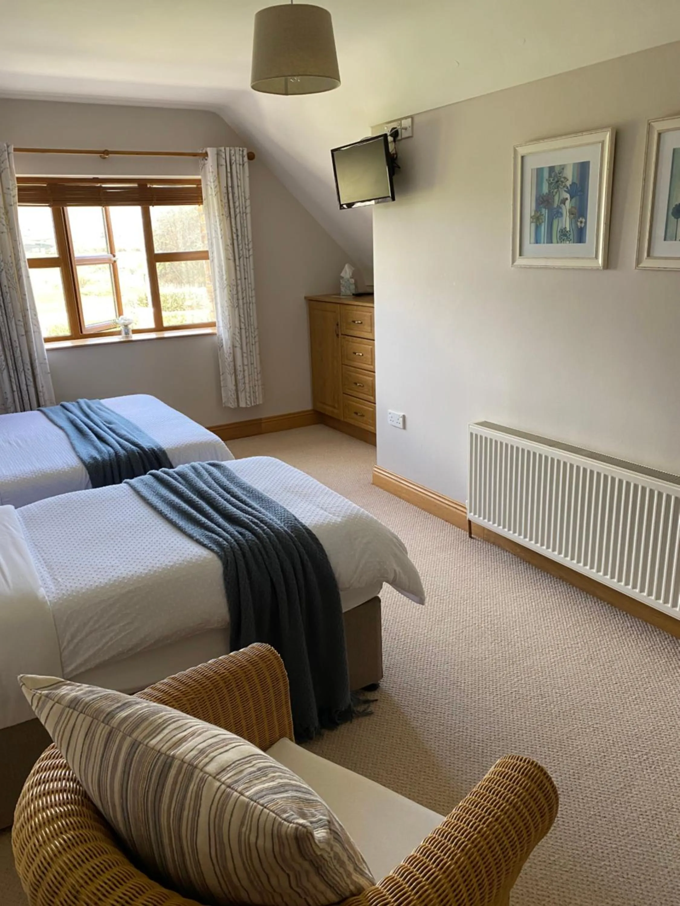 Photo of the whole room, Bed in Lissadell Lodge