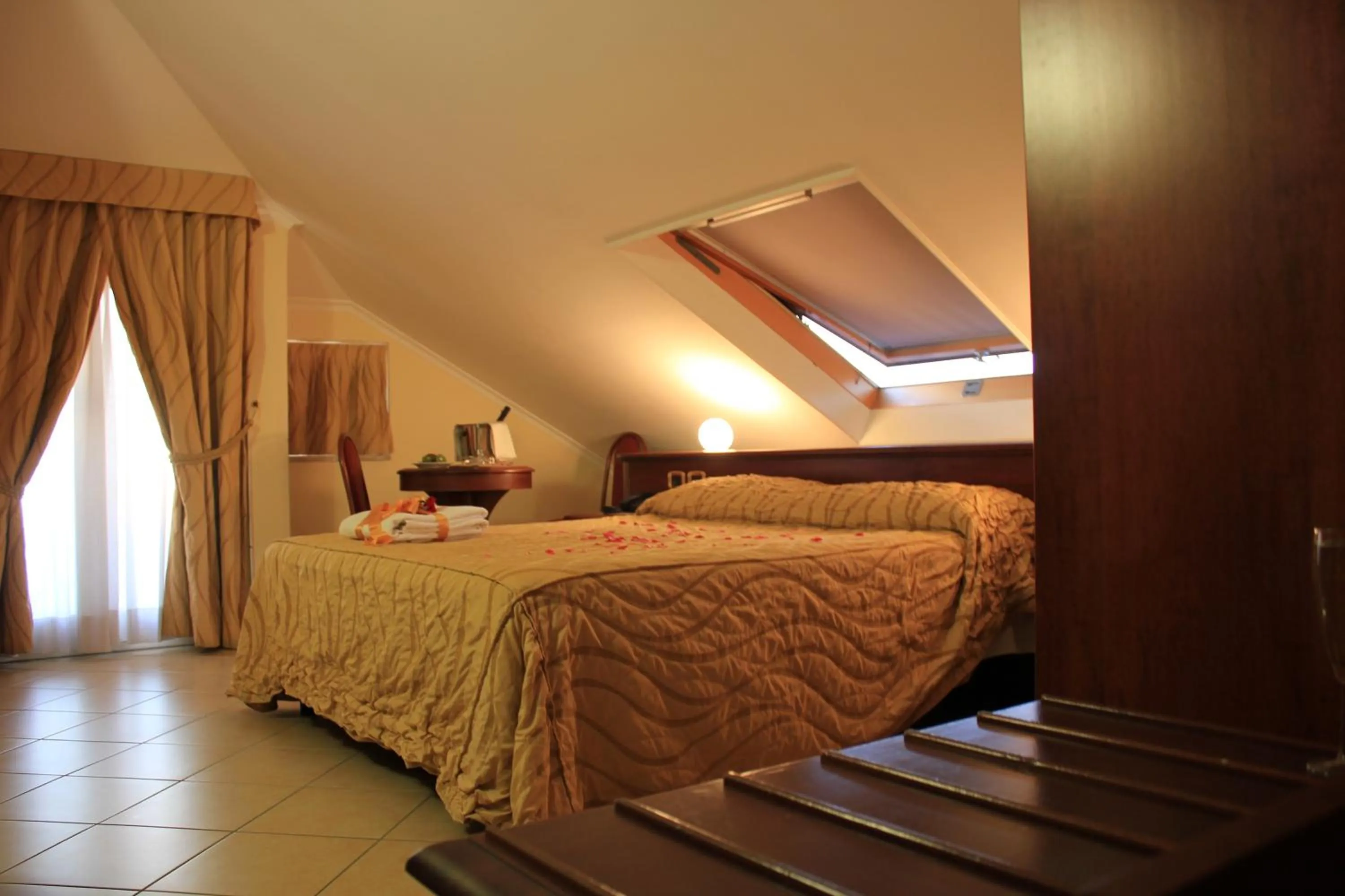 Restaurant/places to eat in Lion's Hotel