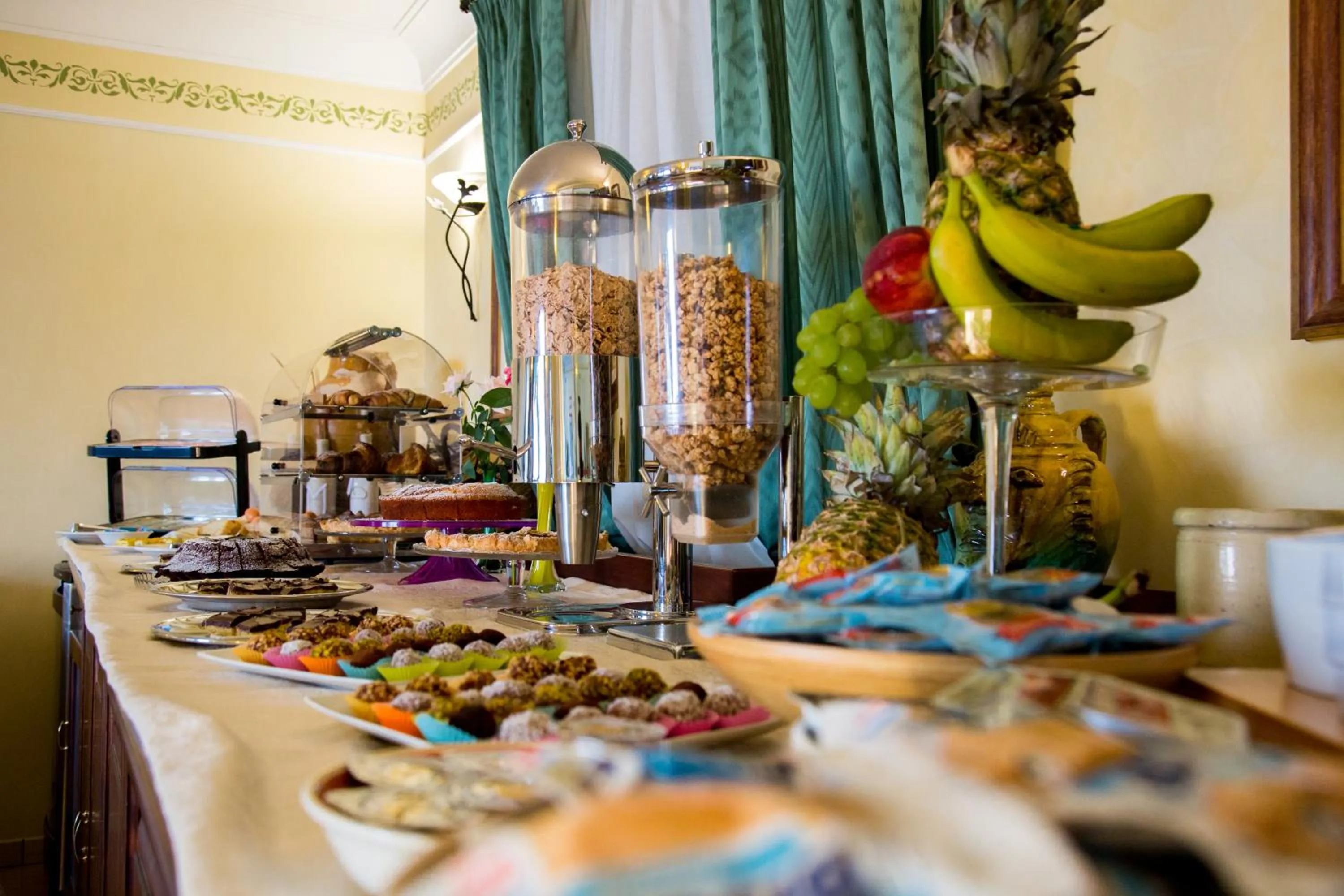 Food and drinks in Lion's Hotel