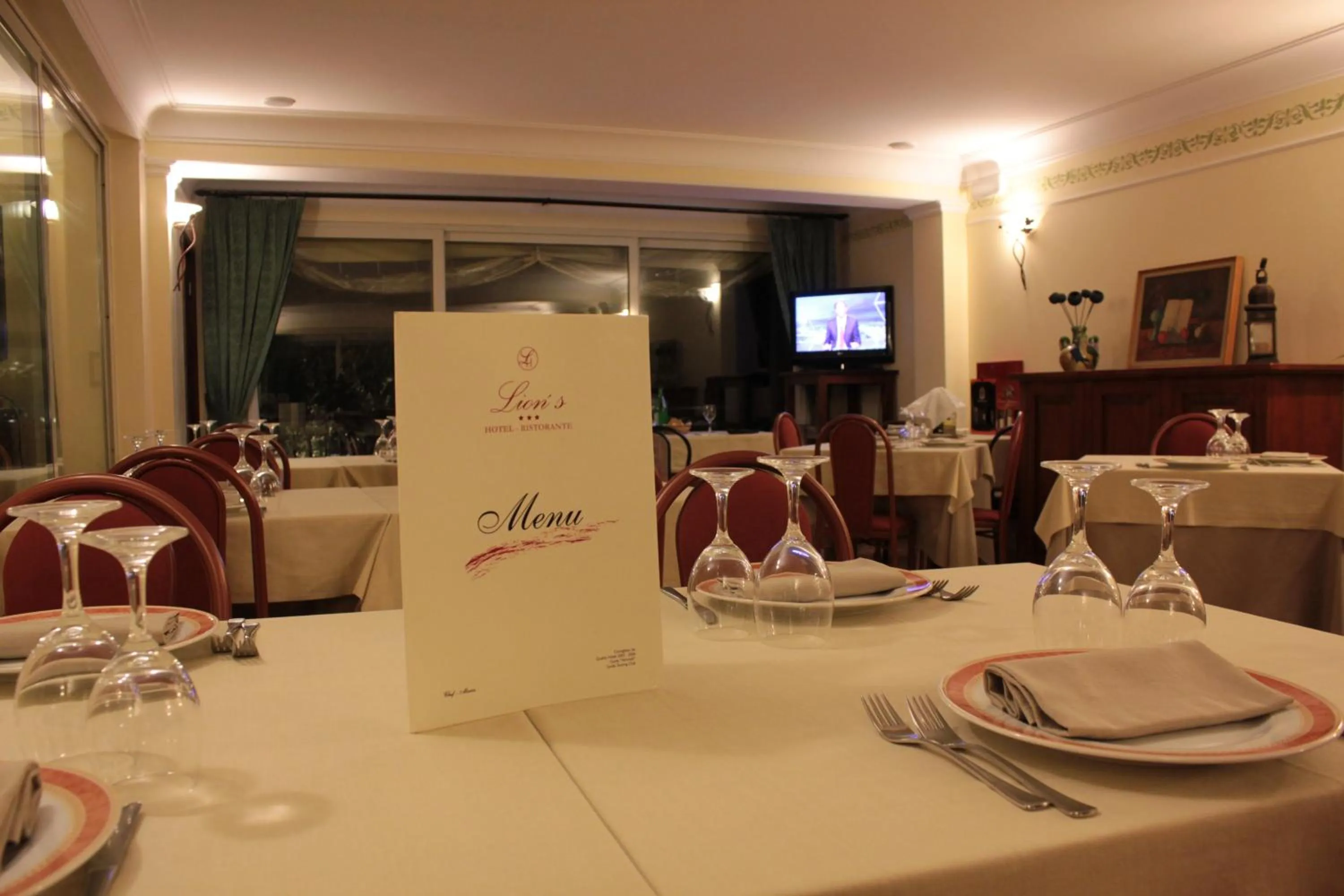 Restaurant/places to eat in Lion's Hotel