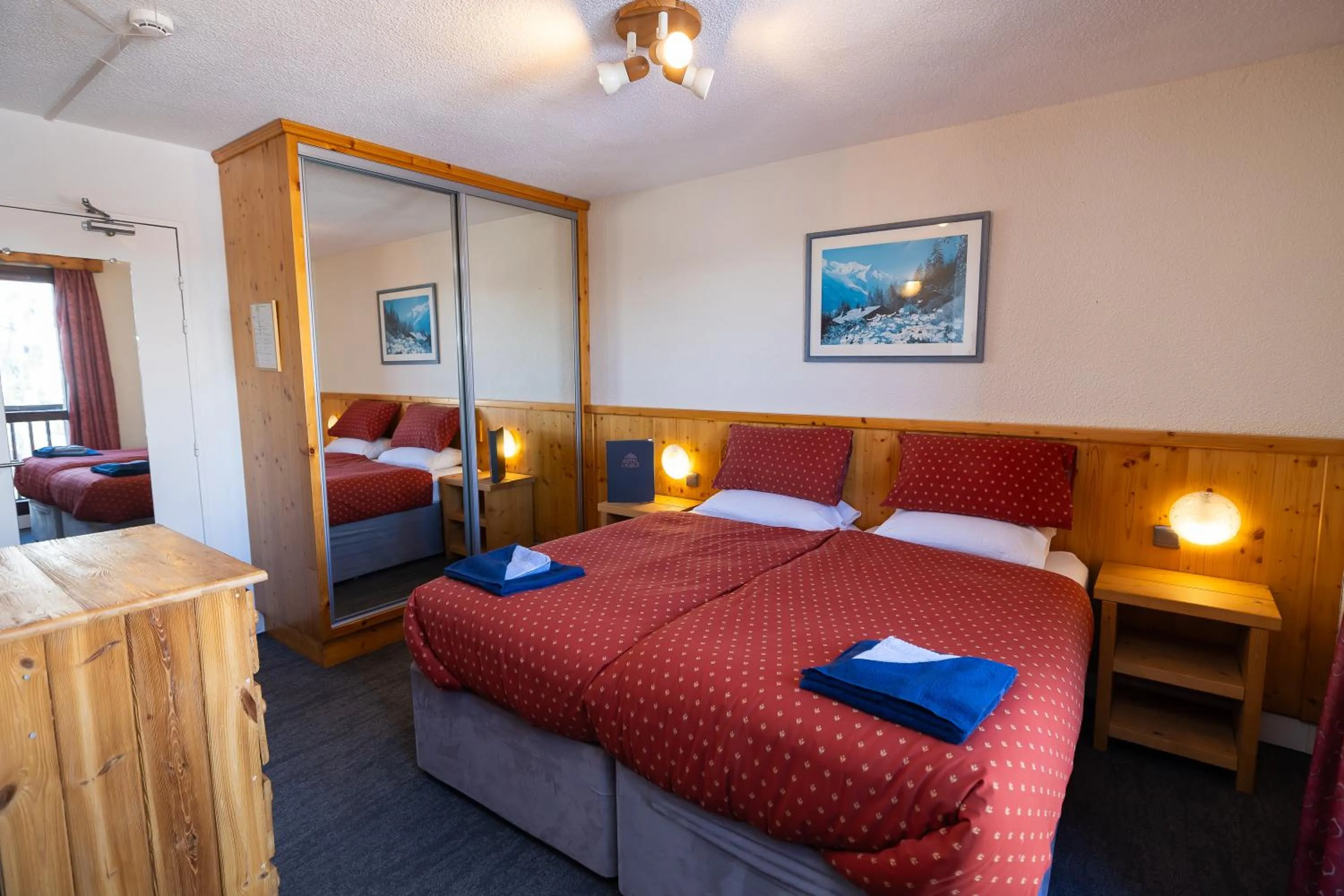 Bedroom, Bed in Hotel l'Aigle