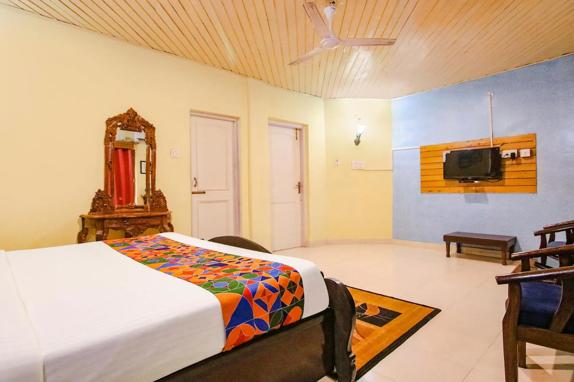 Bedroom, Bed in Royal Green Buds