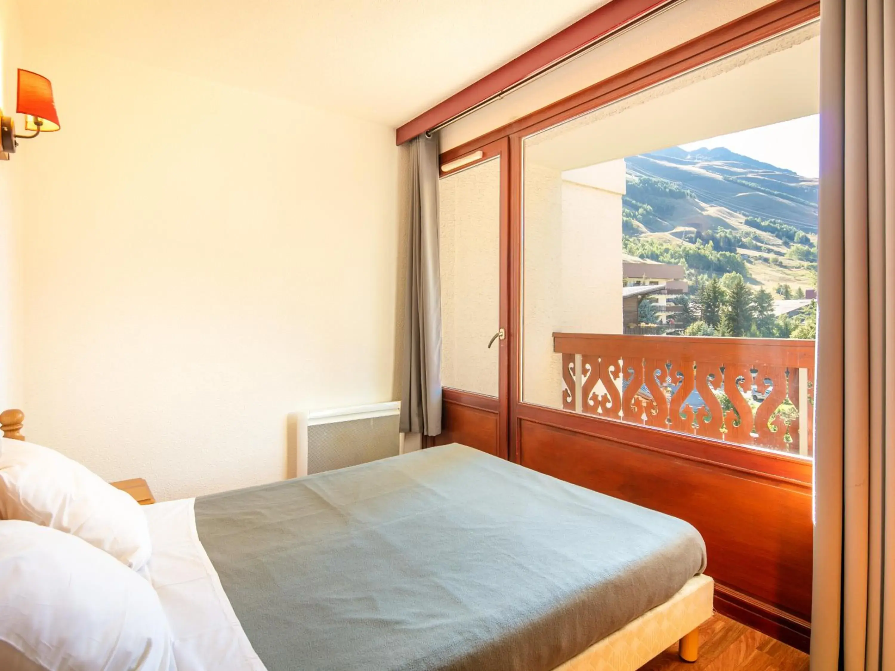 Bedroom, Bed in Vacancéole - Résidence L'Edelweiss Bedroom, Bed in Vacancéole - Résidence L'Edelweiss