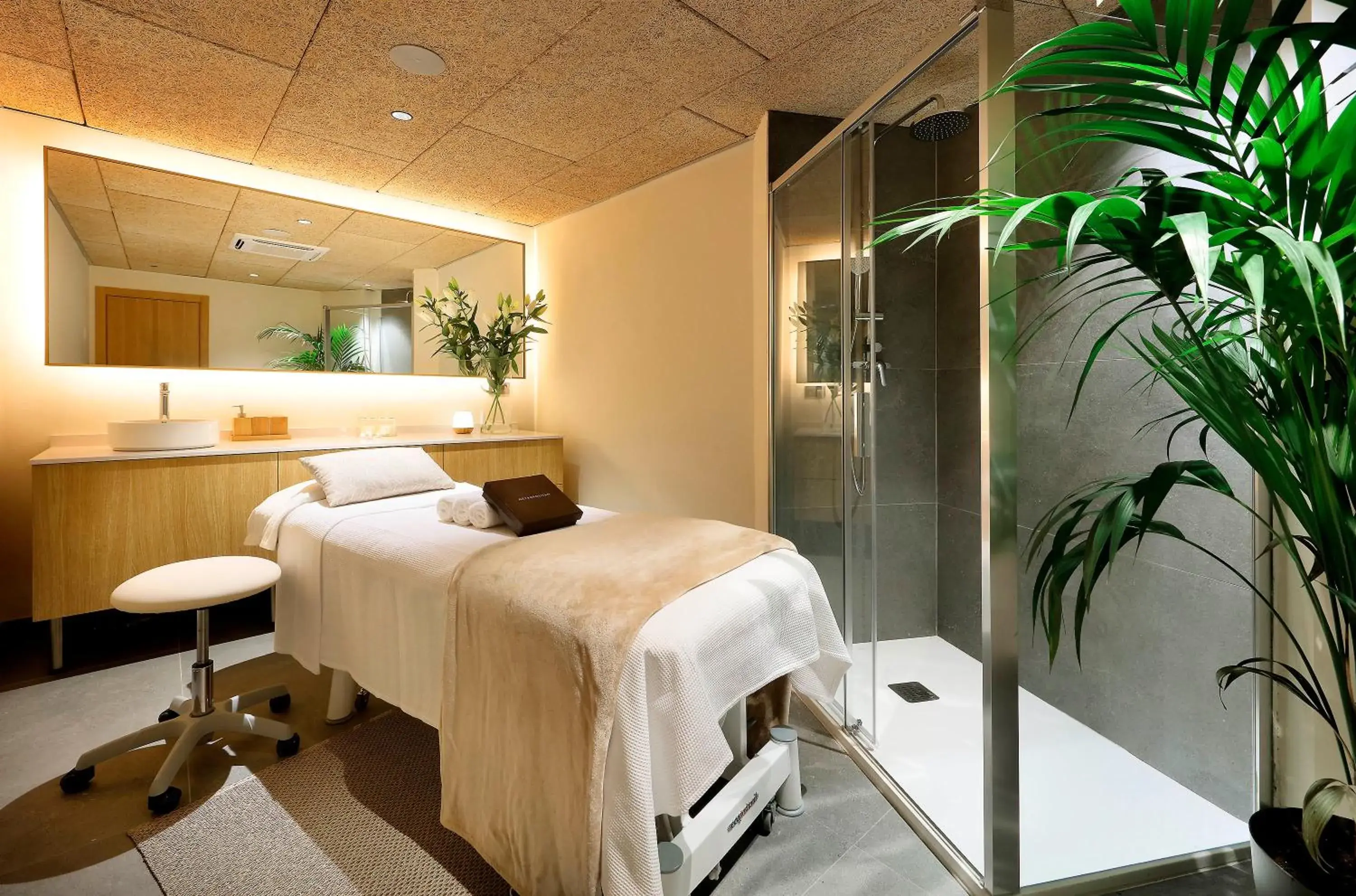 Massage, Bed in Hesperia Barcelona Sant Just Massage, Bed in Hesperia Barcelona Sant Just