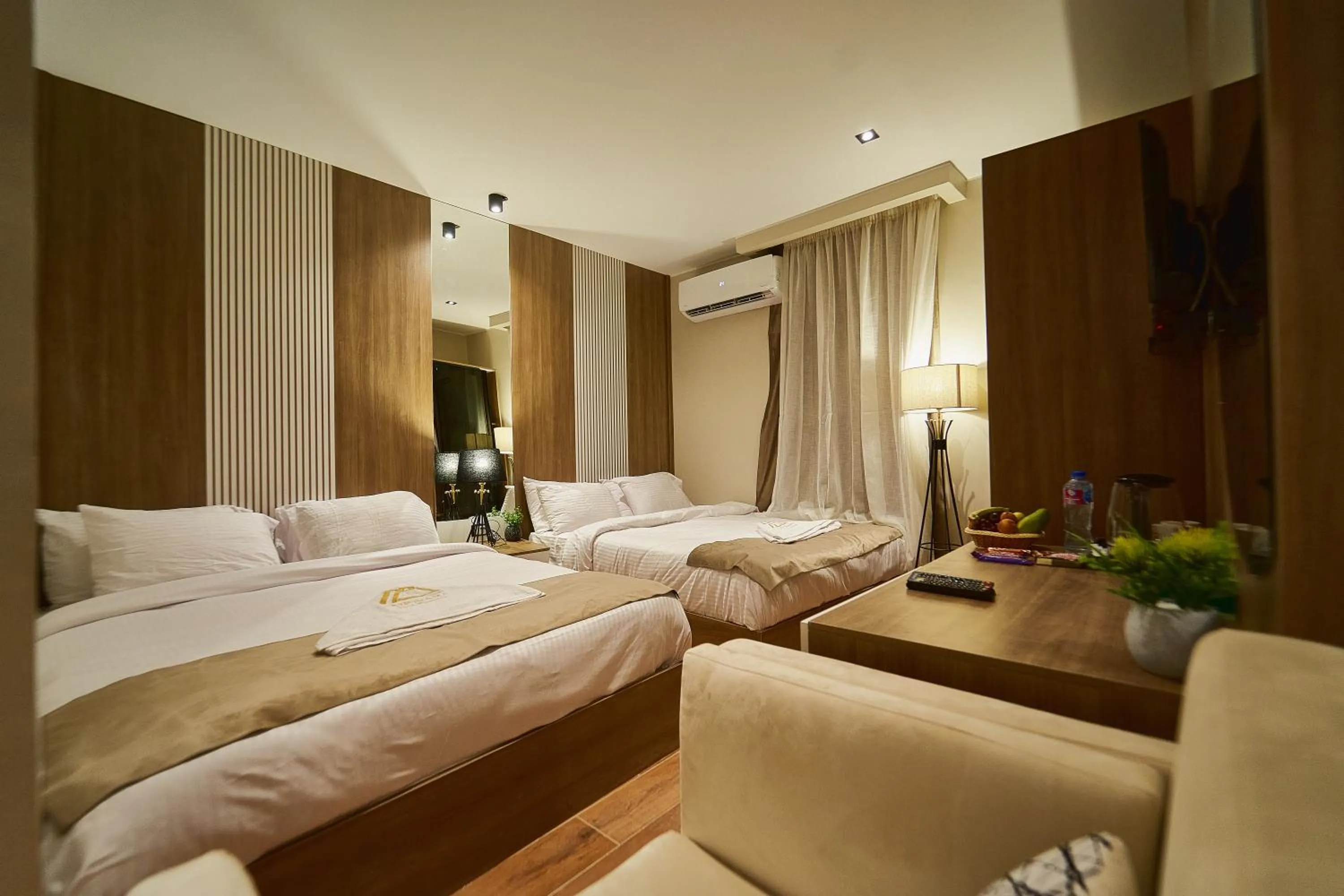 Bedroom, Bed in PANORAMA view pyramids