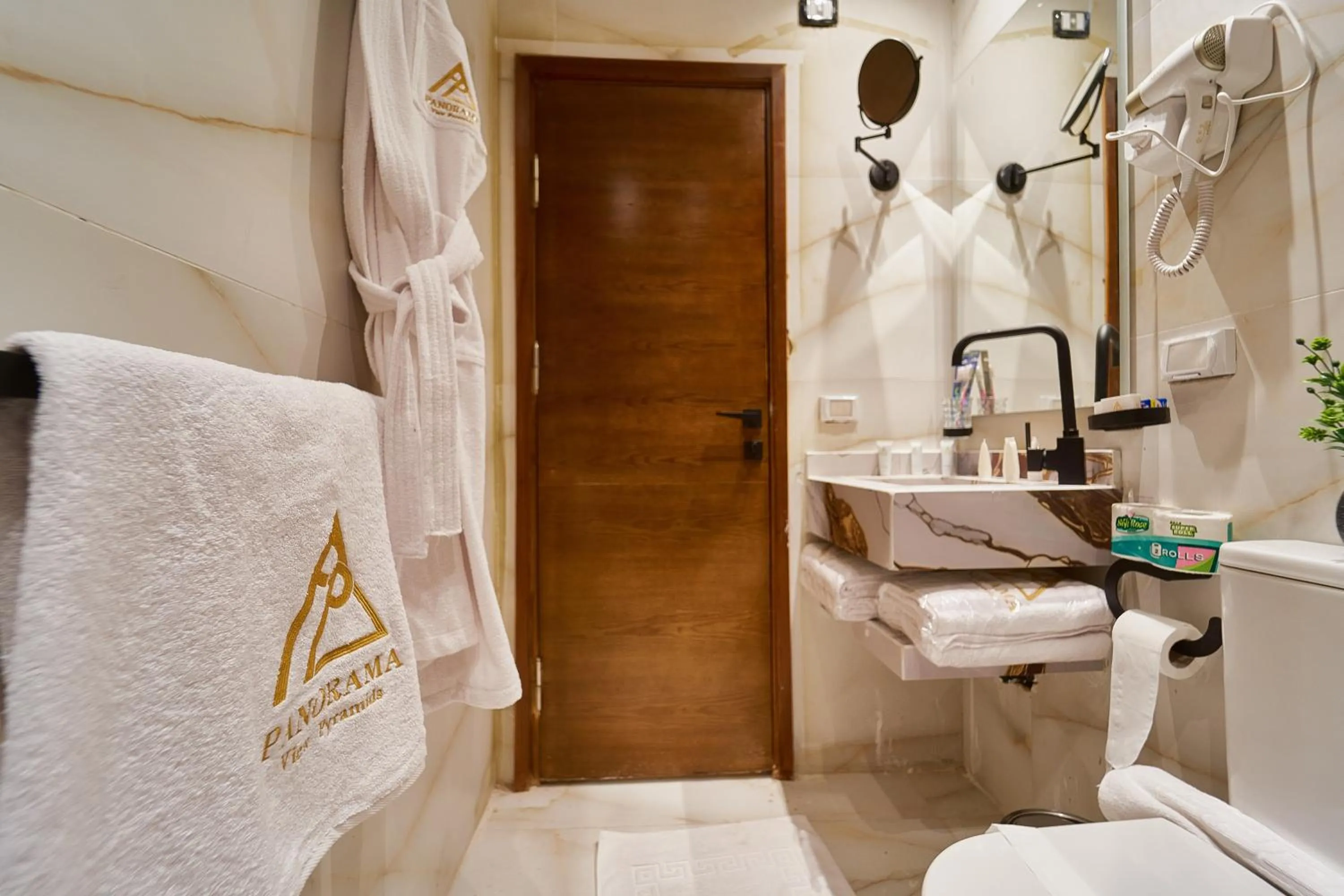 Shower in PANORAMA view pyramids