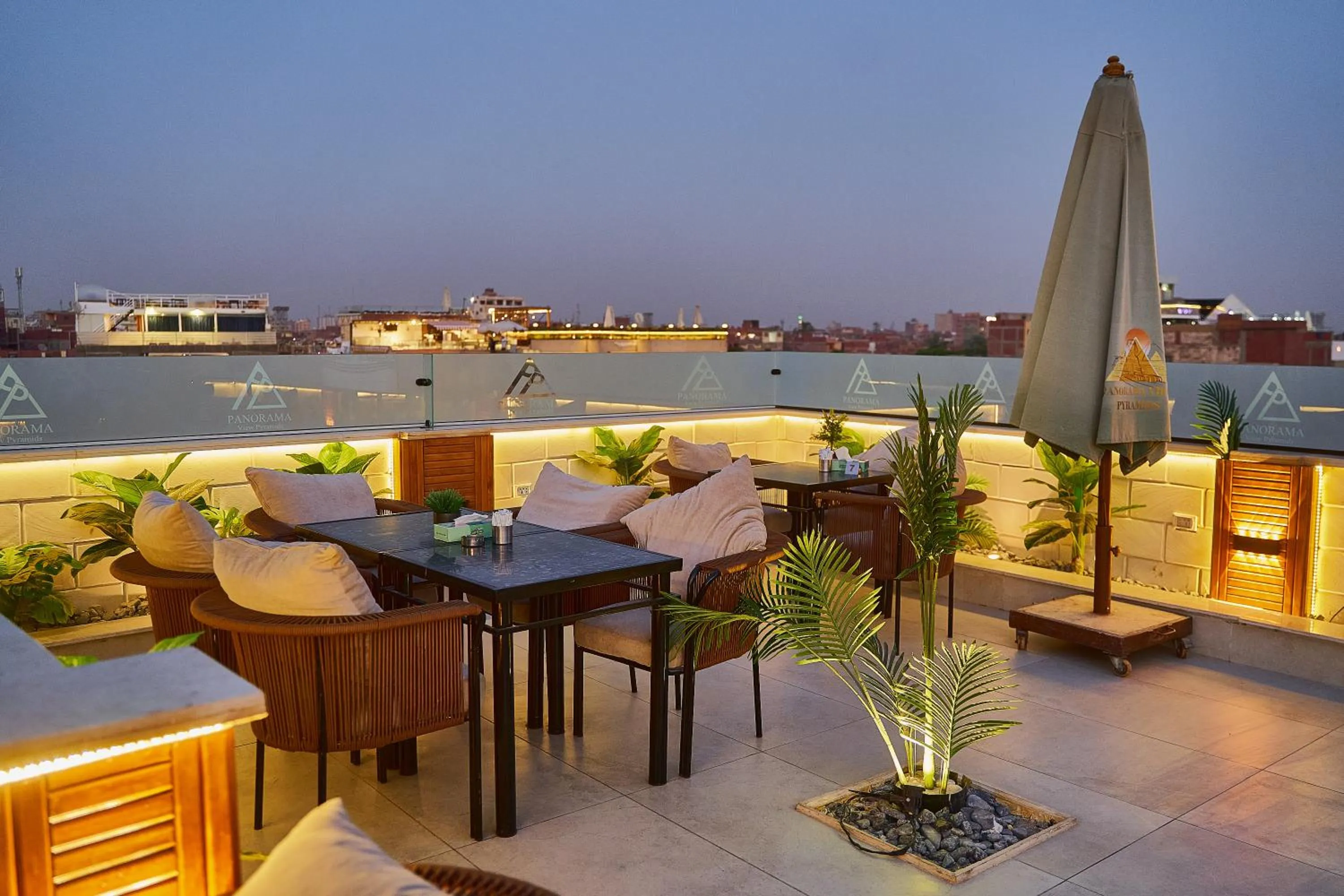 Restaurant/places to eat in PANORAMA view pyramids