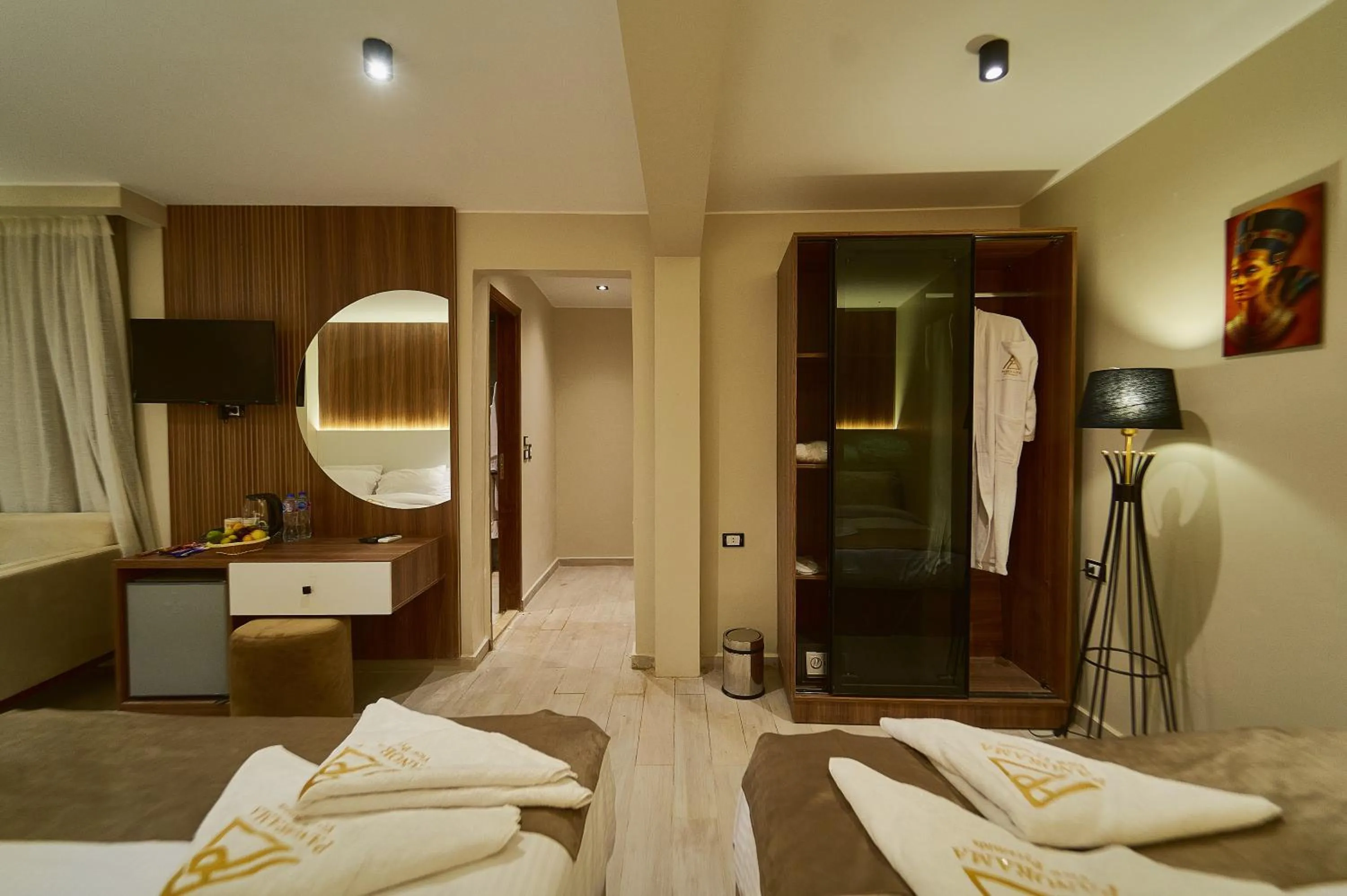 Bathroom, Bed in PANORAMA view pyramids