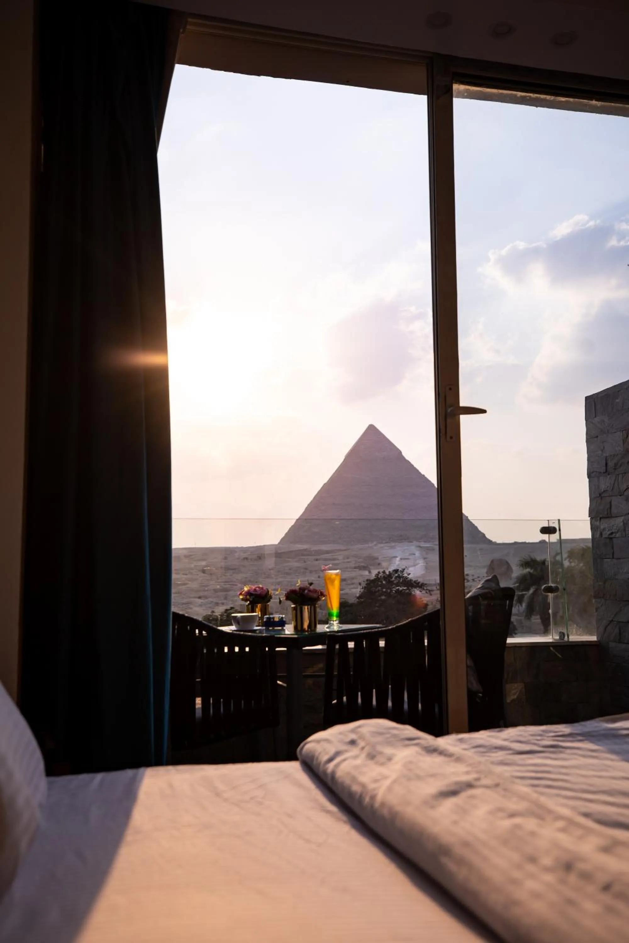 Bedroom, Bed in PANORAMA view pyramids