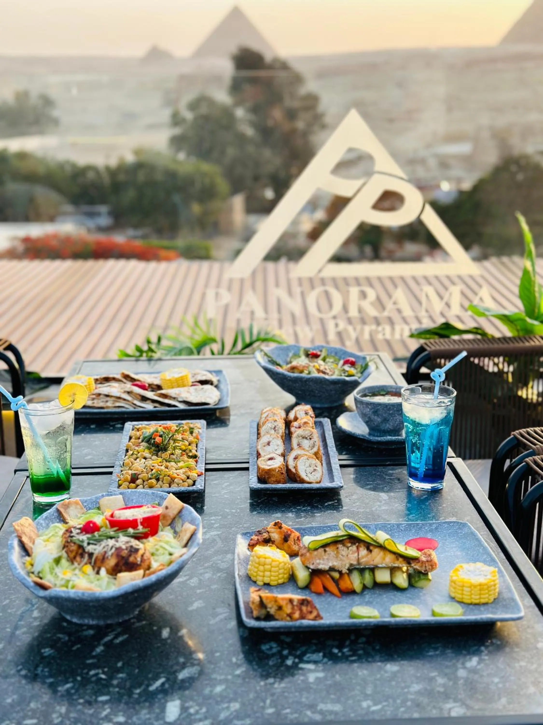 Restaurant/places to eat in PANORAMA view pyramids