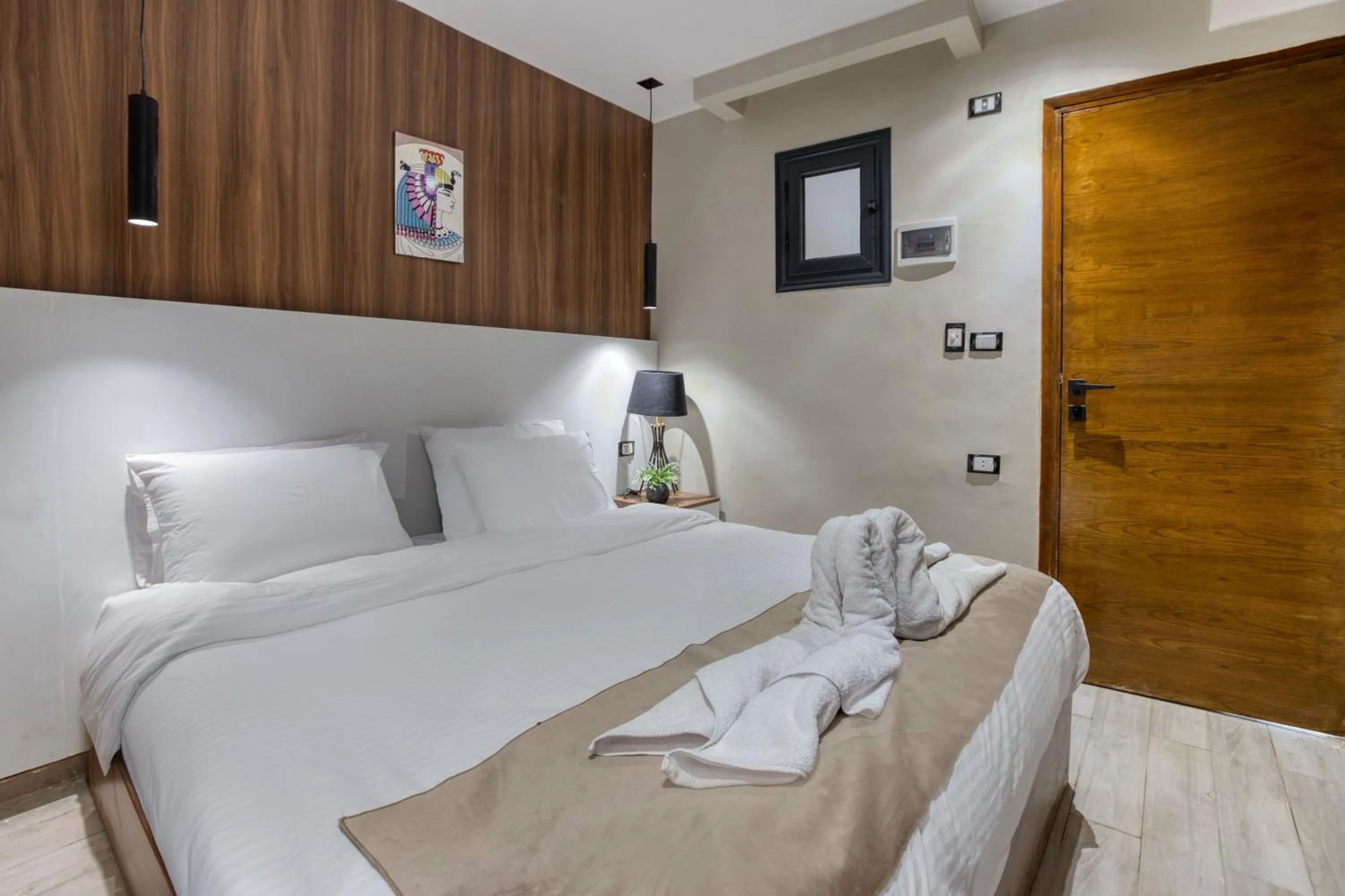 Bedroom, Bed in PANORAMA view pyramids