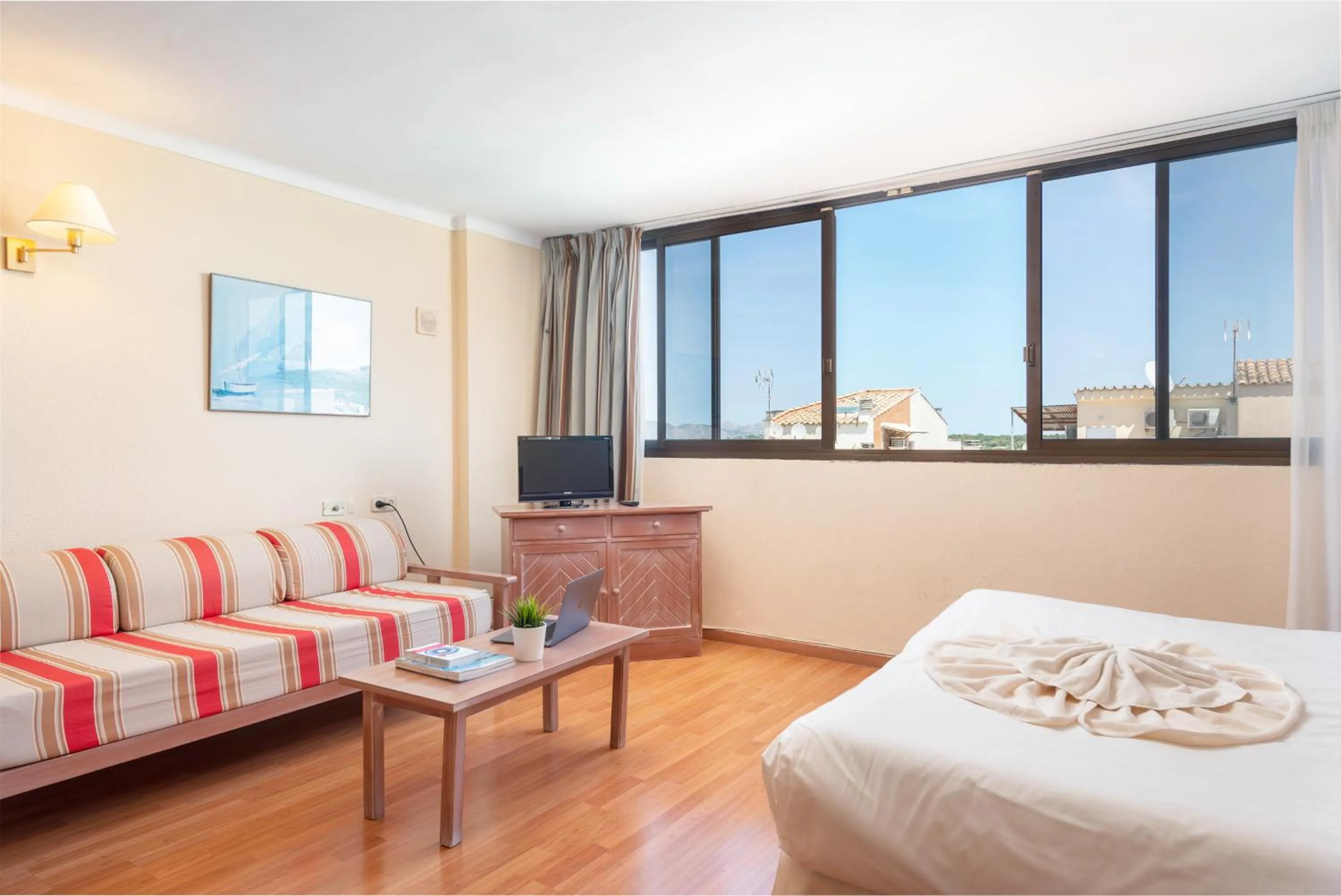 Seating area, Bed in Apartamentos Carlos V