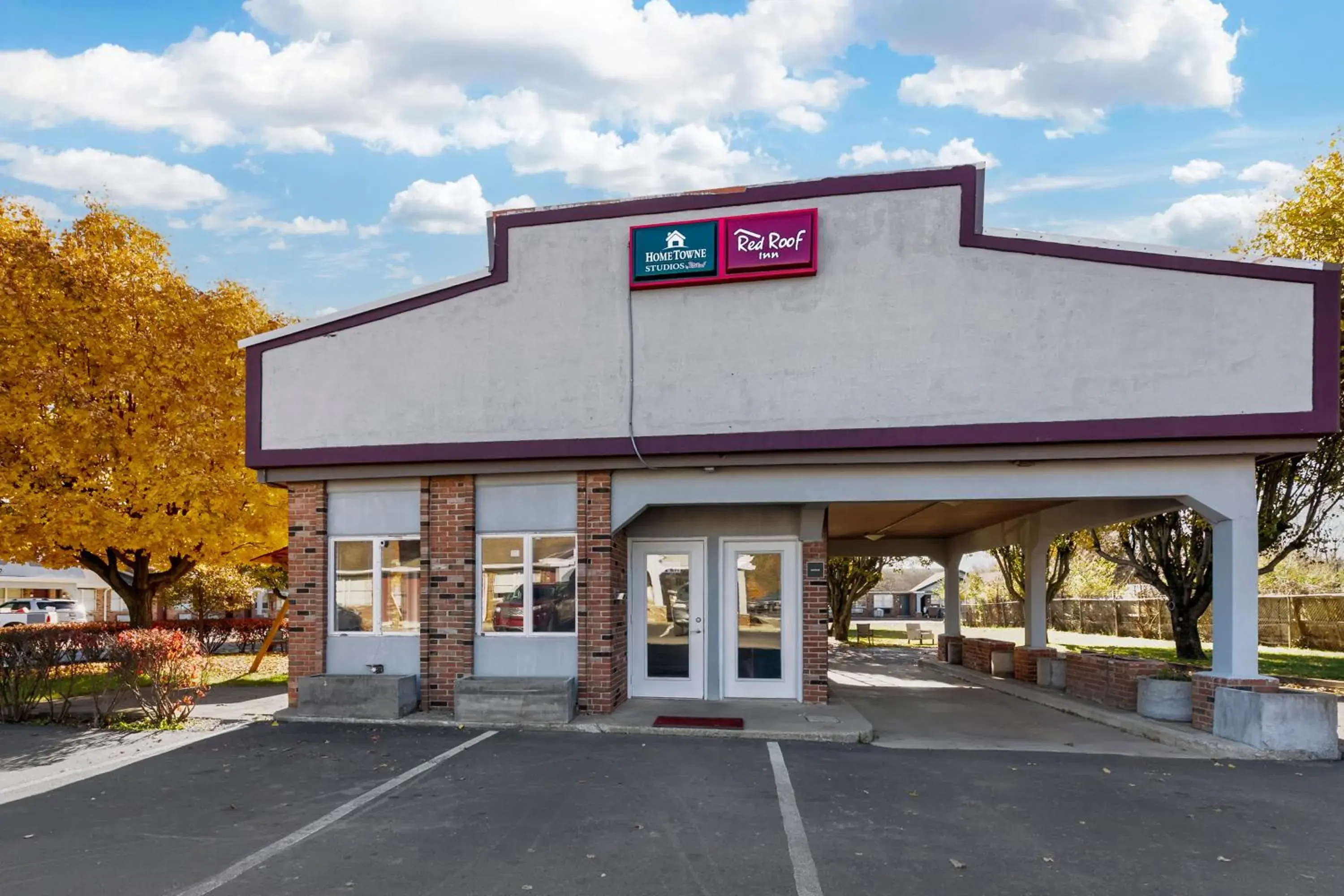 Property building in HomeTowne Studios by Red Roof Georgetown, KY Property building in HomeTowne Studios by Red Roof Georgetown, KY