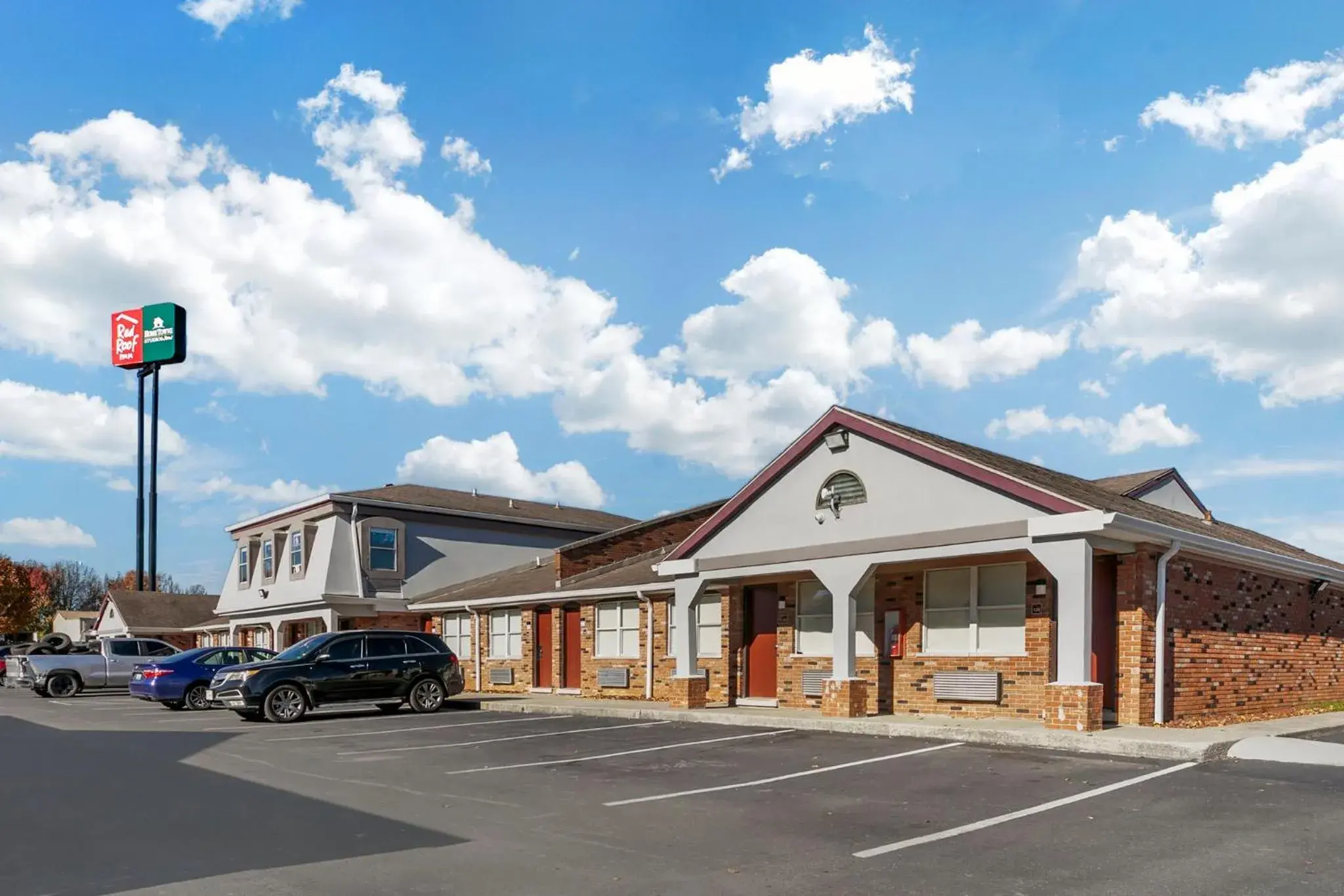 Property building in HomeTowne Studios by Red Roof Georgetown, KY Property building in HomeTowne Studios by Red Roof Georgetown, KY