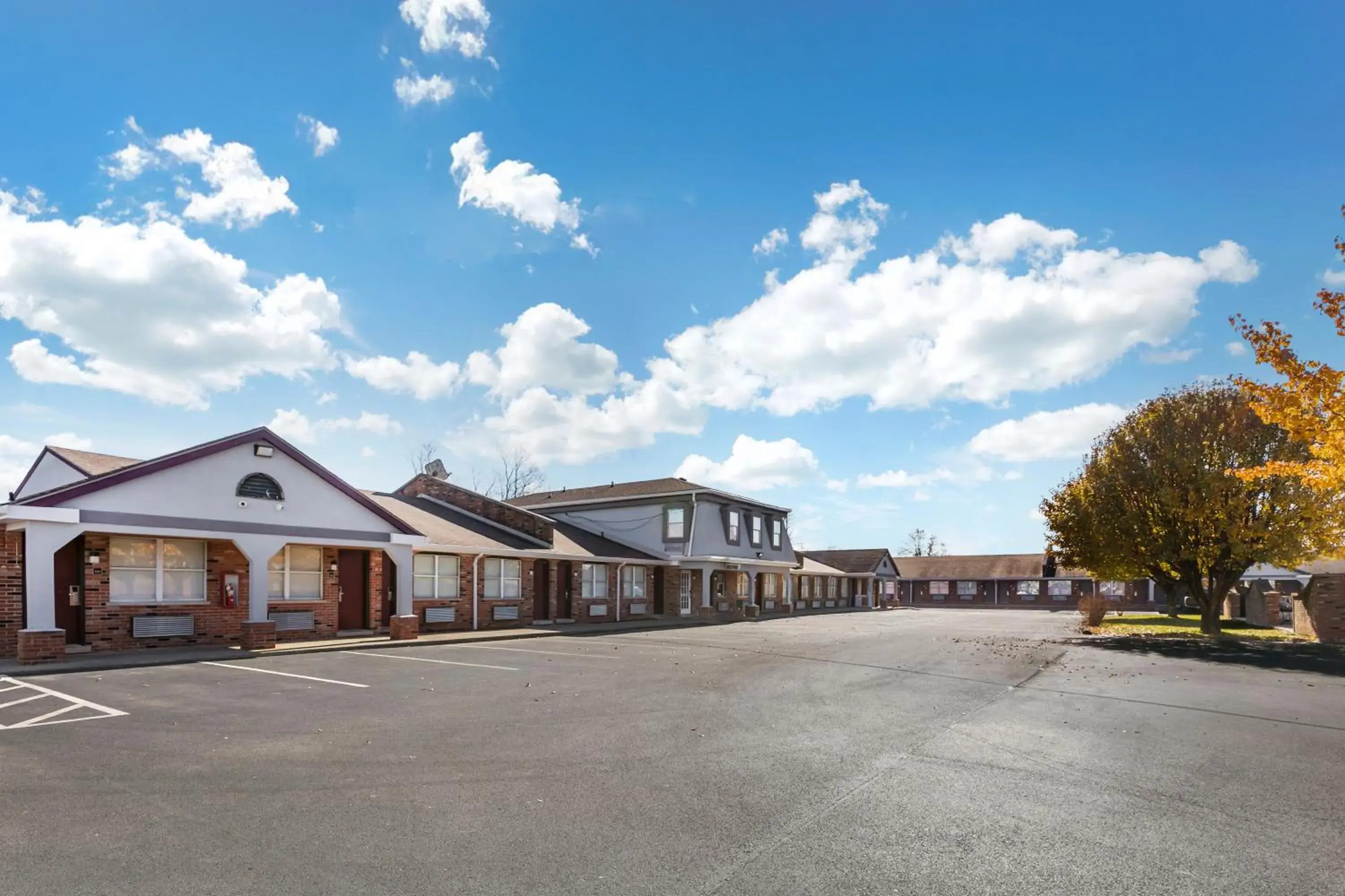 Property building in HomeTowne Studios by Red Roof Georgetown, KY Property building in HomeTowne Studios by Red Roof Georgetown, KY