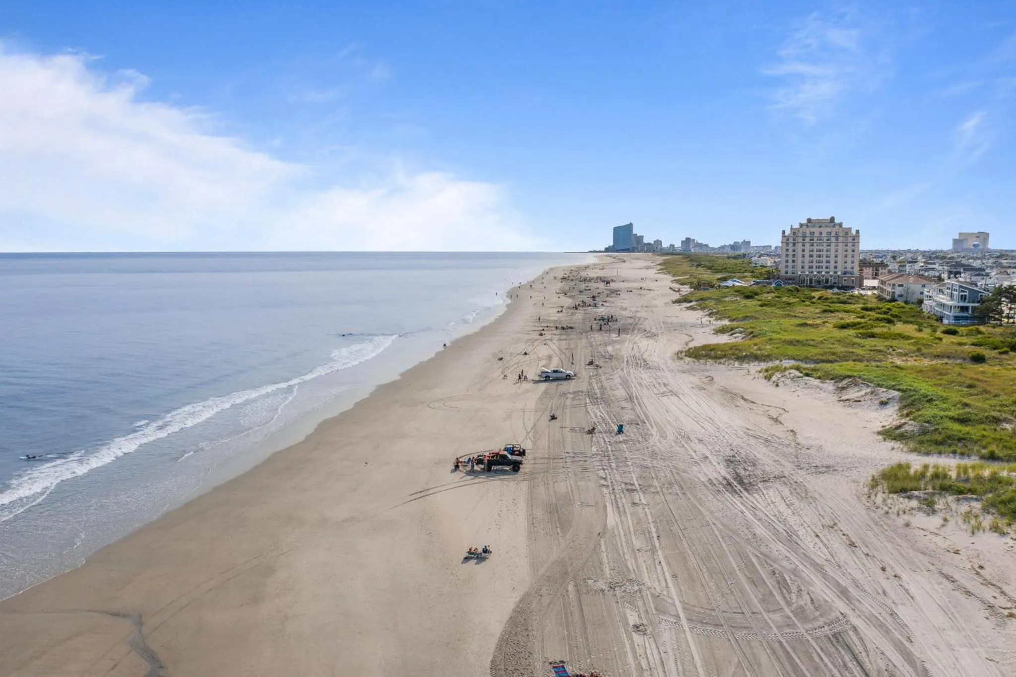 Beach in Exquisitely Large Home Block and a half to Beach