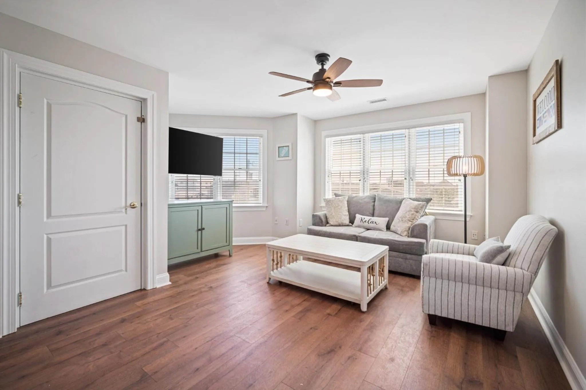 Communal lounge/ TV room in Exquisitely Large Home Block and a half to Beach