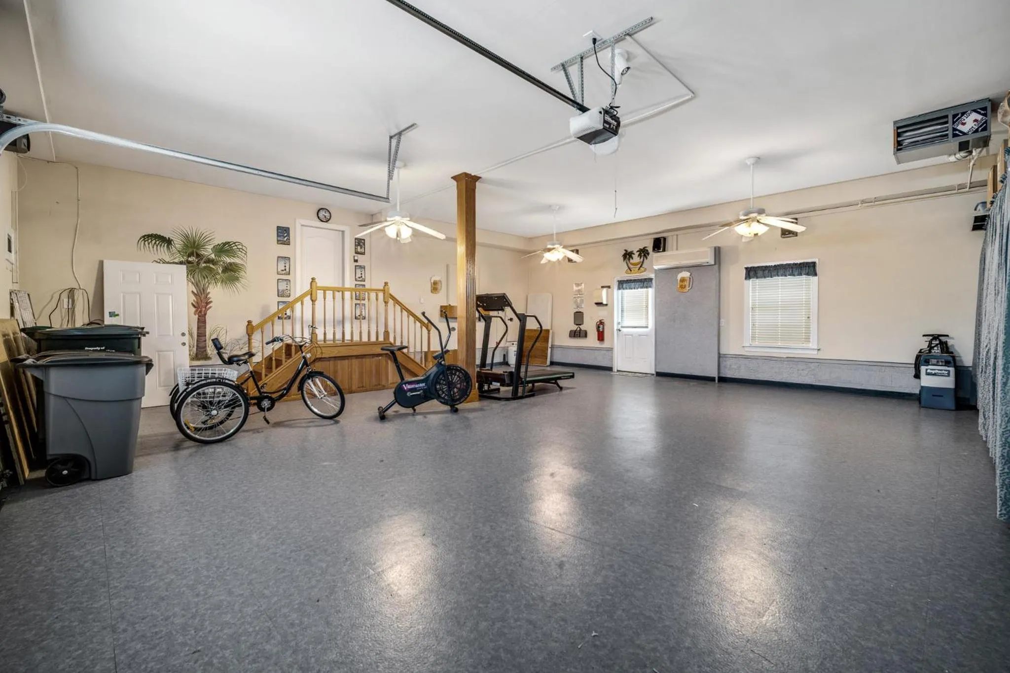 Parking in Exquisitely Large Home Block and a half to Beach